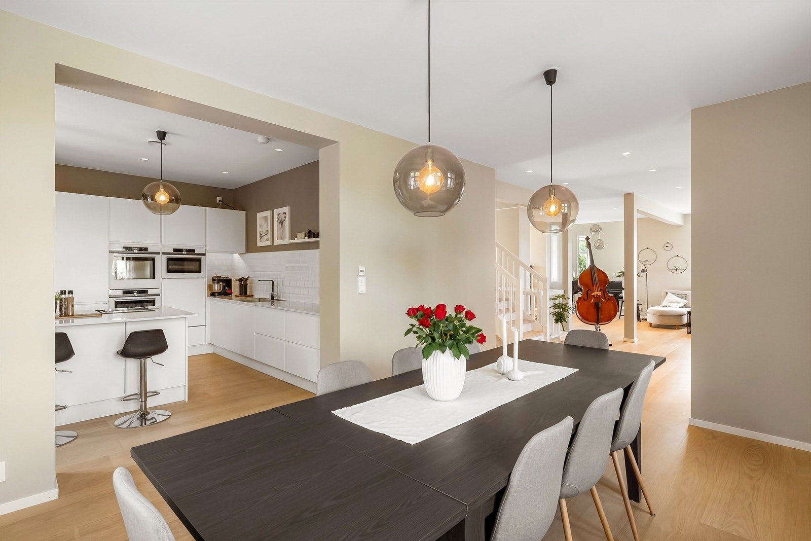 Egen spisestuedel like utenfor kjøkkenet. Trivelig oppdeling av rommene. Galleribilde