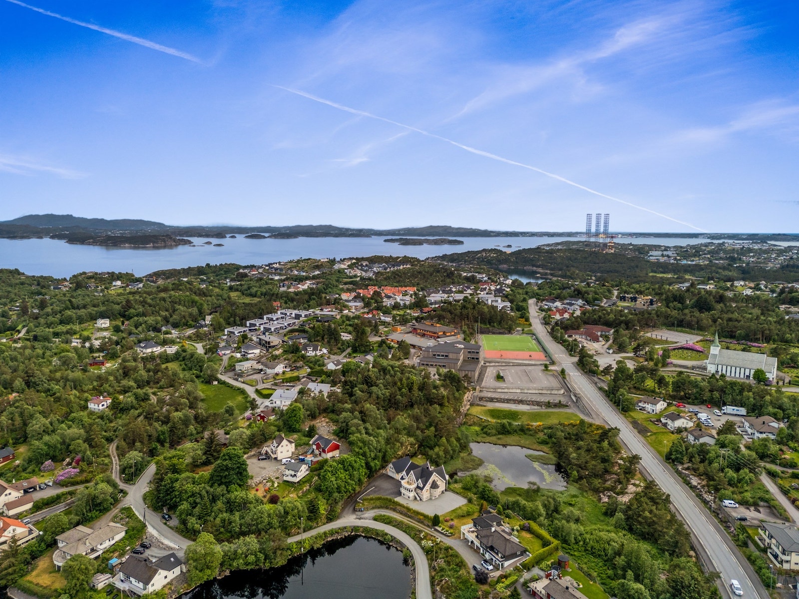 Like ved er det flotte tur- og rekreasjonsområder i Tveitaskogen hvor det er stinett til gapahuk og fine utkikksplasser.
For de turglade er også Dronningen og den gruslagte løypen mellom Haugland og Ask å anbefale. Galleribilde