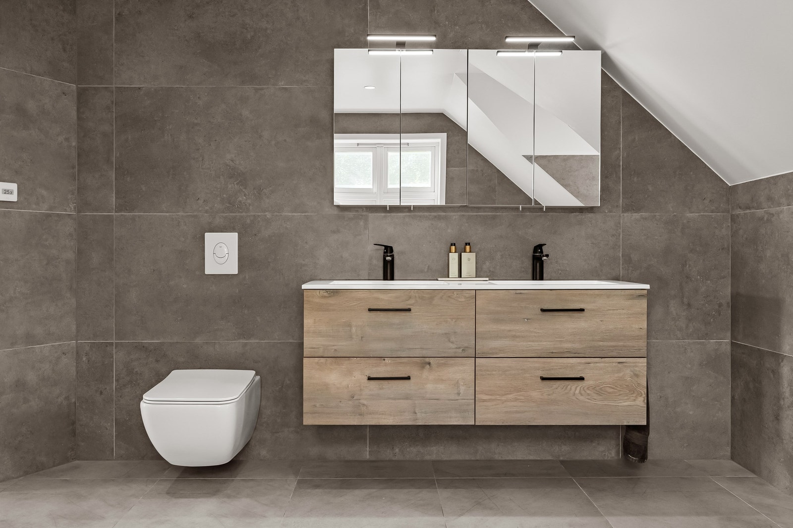 Vegghengt toalett og dobbel servant på bad/wc i 2 etasje. God oppbevaringsplass i møblement samt speilskap. Galleribilde