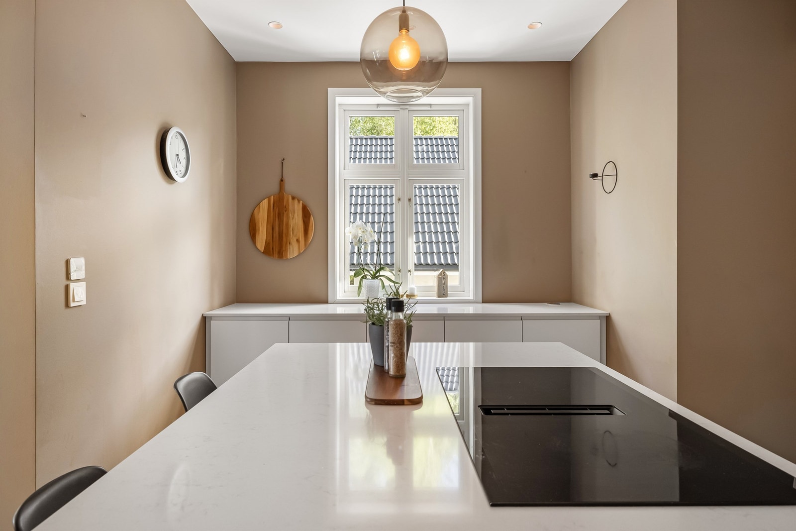 Meget pene og modenre overflater. LED spotter i tak. Galleribilde