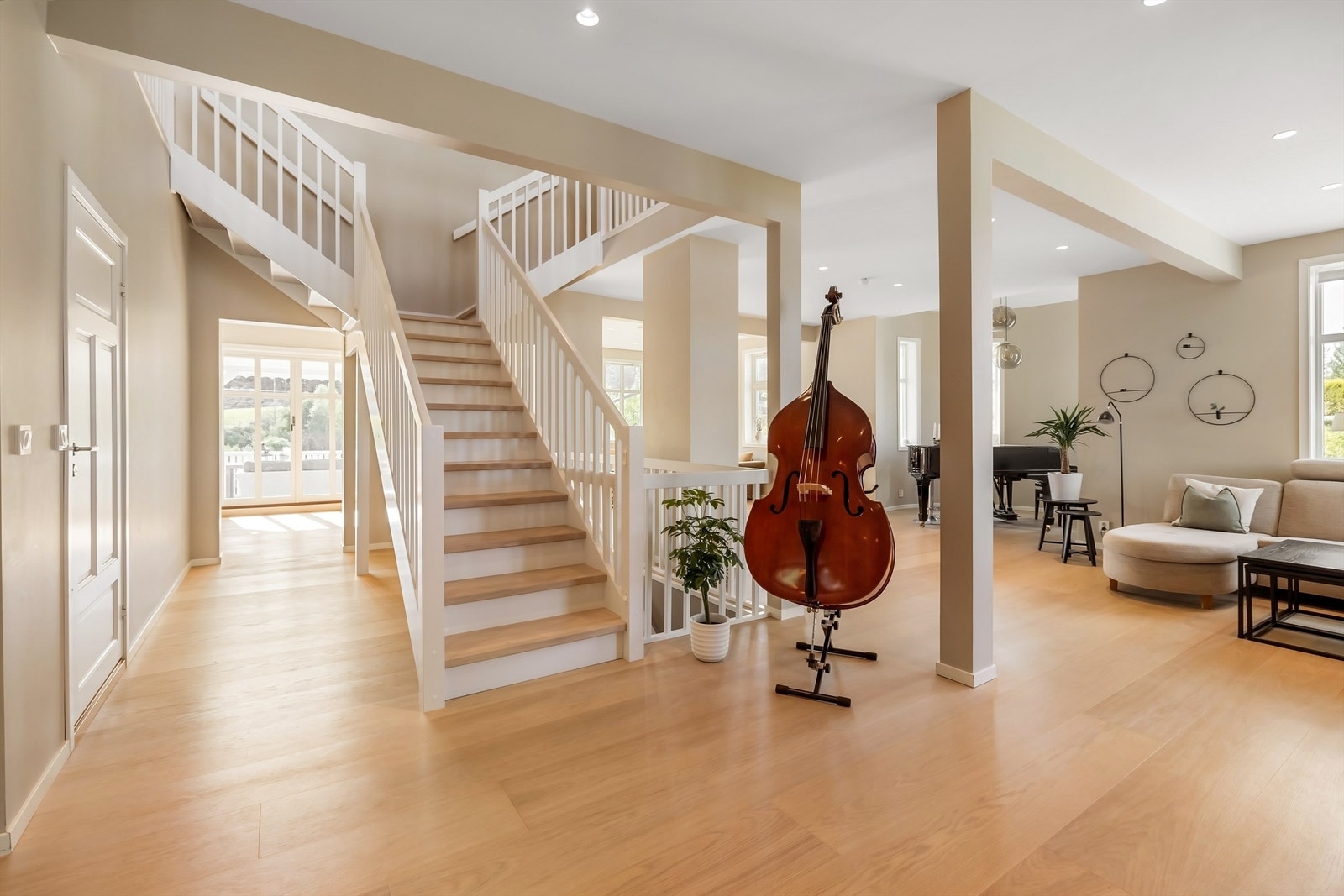 Åpen og delikat stue med lekker trapp med tette trinn og to trappeløp opp til 2 etasje i hoveddelen av boligen. Galleribilde