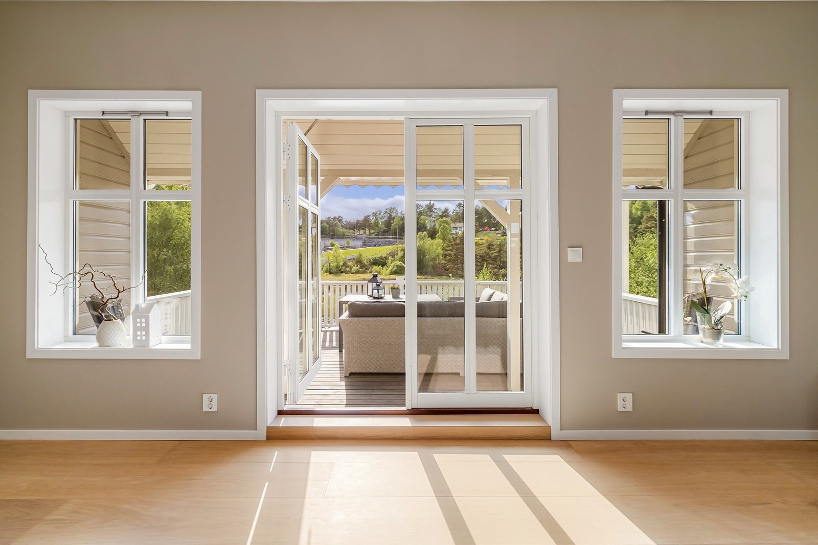 I motsatt ende av entréen finner man en vakker terrasse med adkomst via to fløyet dør. Galleribilde