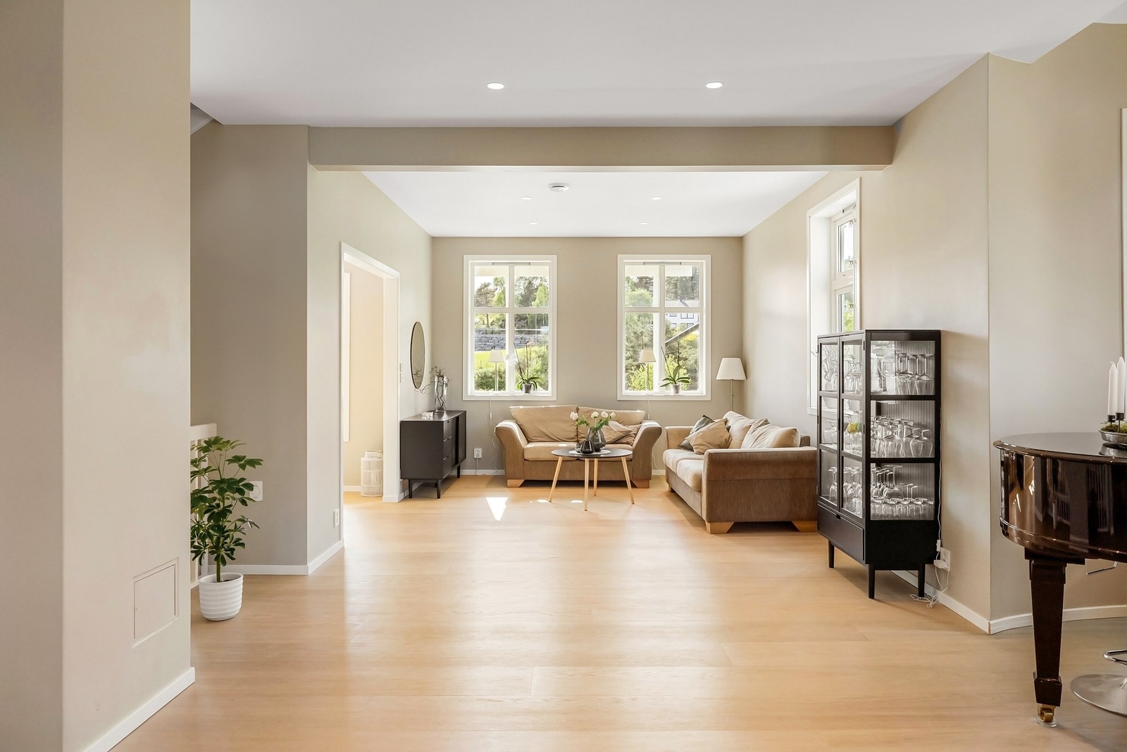 Boligen har Flexit balansert ventilasjonssystem som sørger for at ny og ren og oppvarmet luft tilføres boligen. Vannboren varme her i 1 etasje og i boligens underetasje. Galleribilde