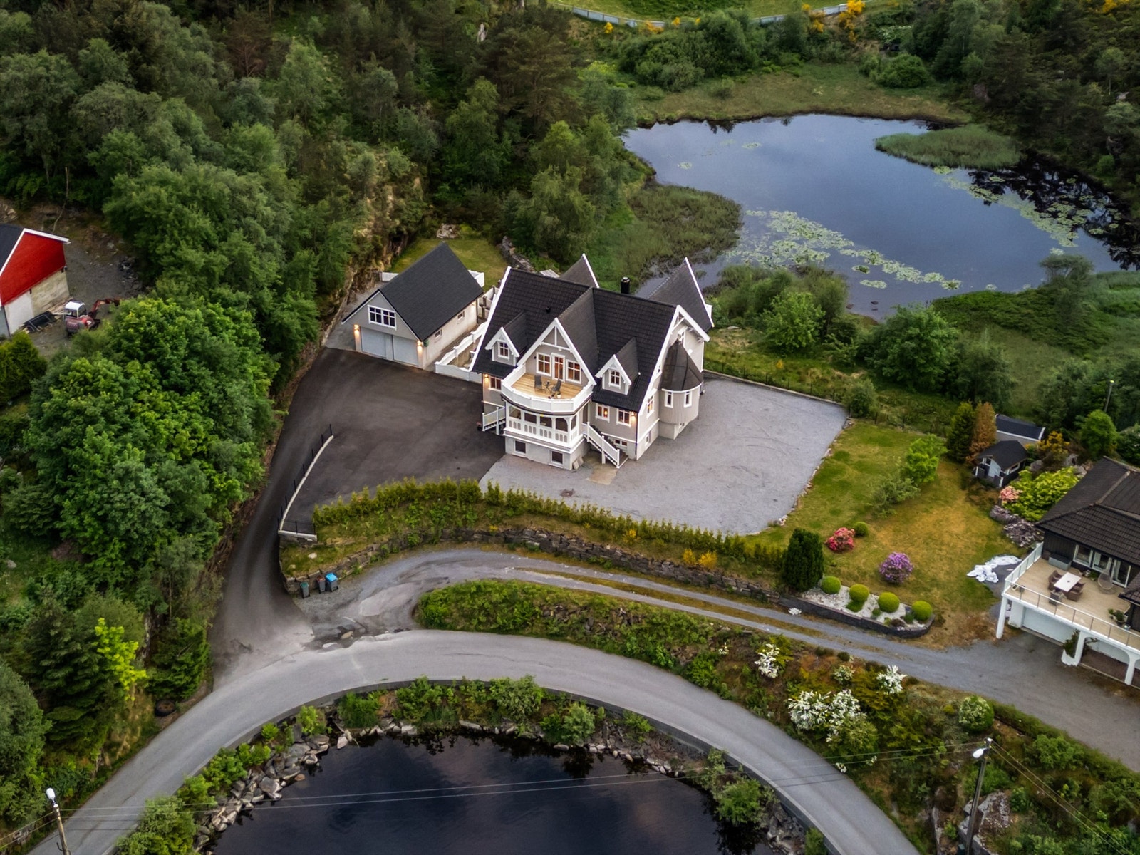Herskapelig eiendom med stor tomt på 5450 kvm. Tomten er meget pent opparbeidet og har stor biloppstillingsplass og innkjørsel som er asfaltert. Stor dobbel garasje med loft. Galleribilde