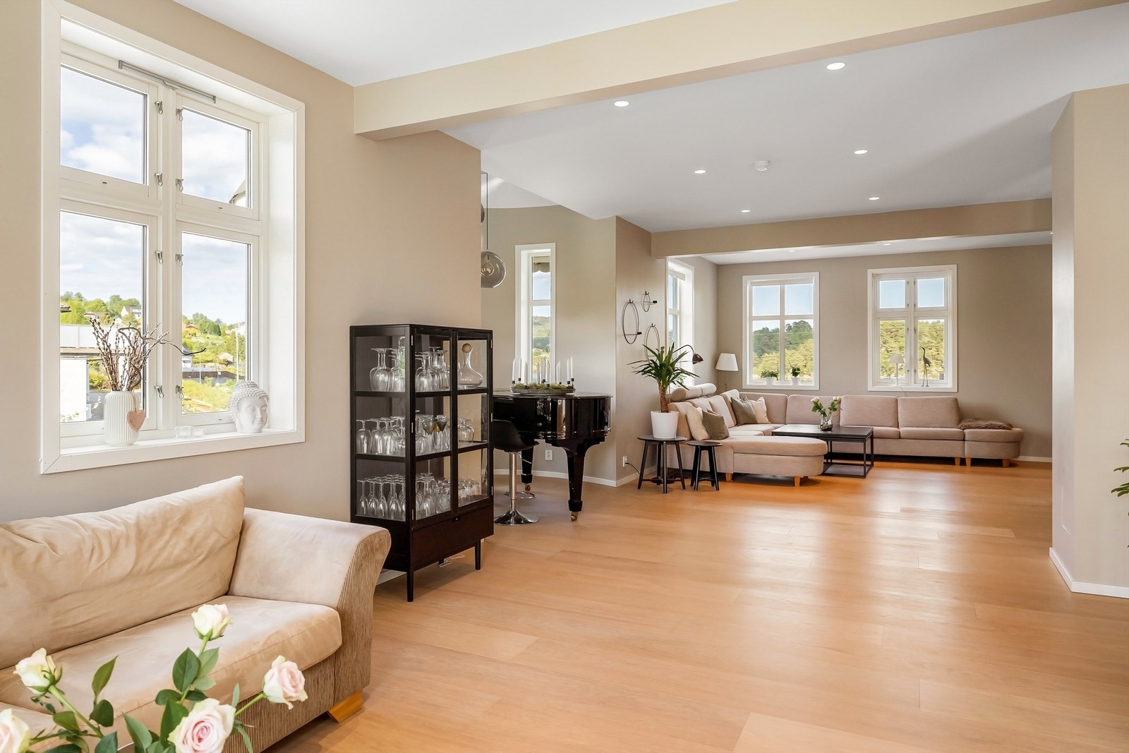 Godt lysinslipp i den store og åpne stuen. Galleribilde