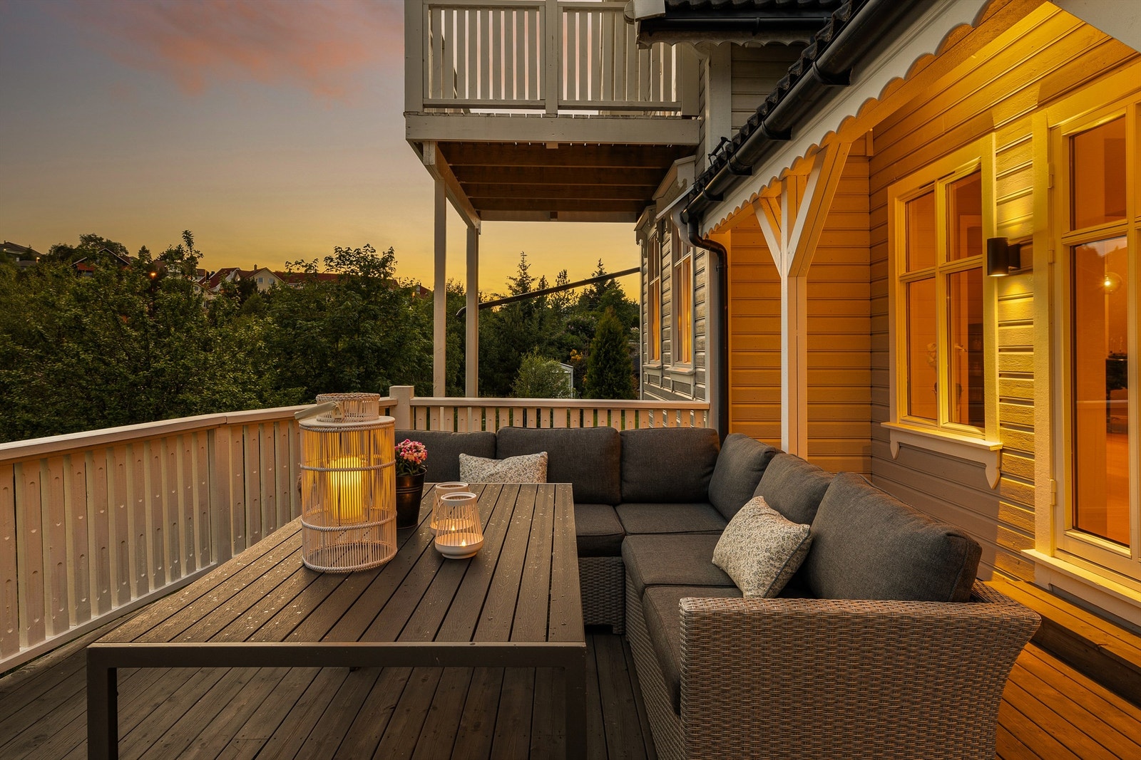 En av flere flotte uteplasser her med utgang fra stuen i 1 etasje. Galleribilde