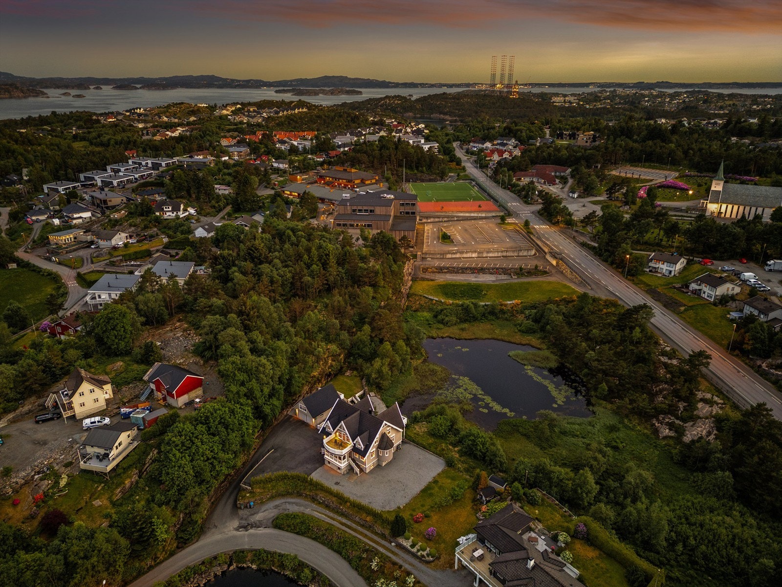 Usjenert tomt på hele 5450 kvm. Halve tjærnet på huset bakside (mellom barneskolen og huset) ligger på denne eiendommen Galleribilde