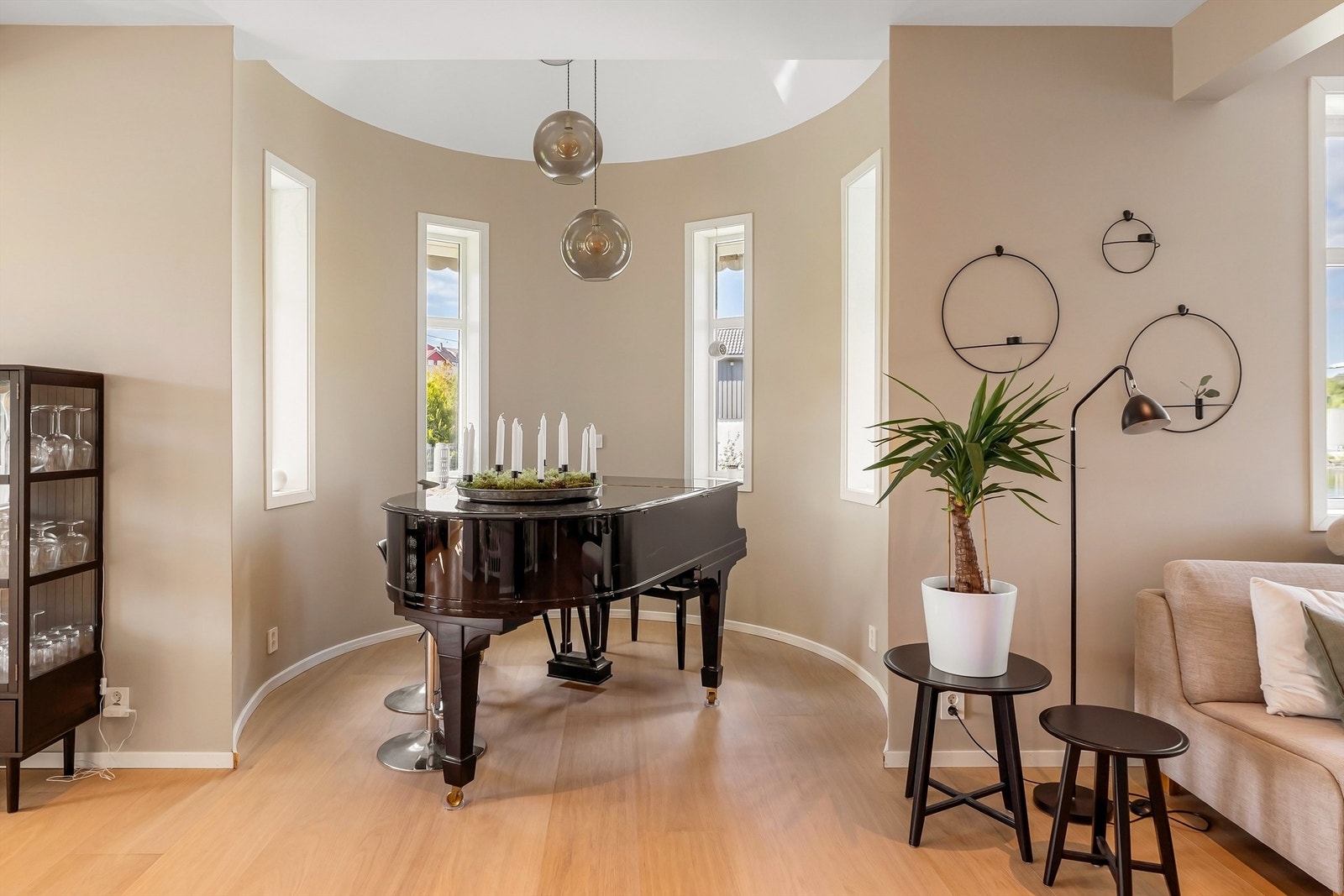 Dedikert plass til flygelet. Tak i tårnformasjon. Galleribilde