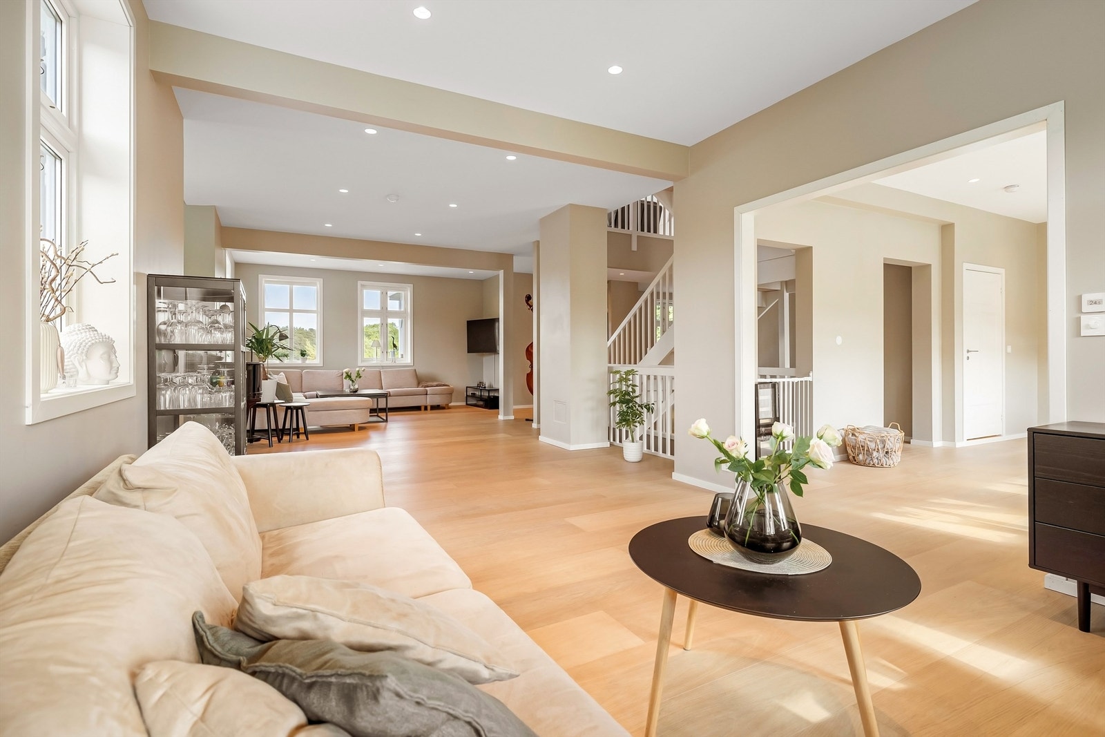 Særdeles stor stue med flere avdelinger. Utstrakt bruk av LED spotter og listfrie slette overganger mellom tak og vegger. Lekkert en stavs parkettgulv. Galleribilde