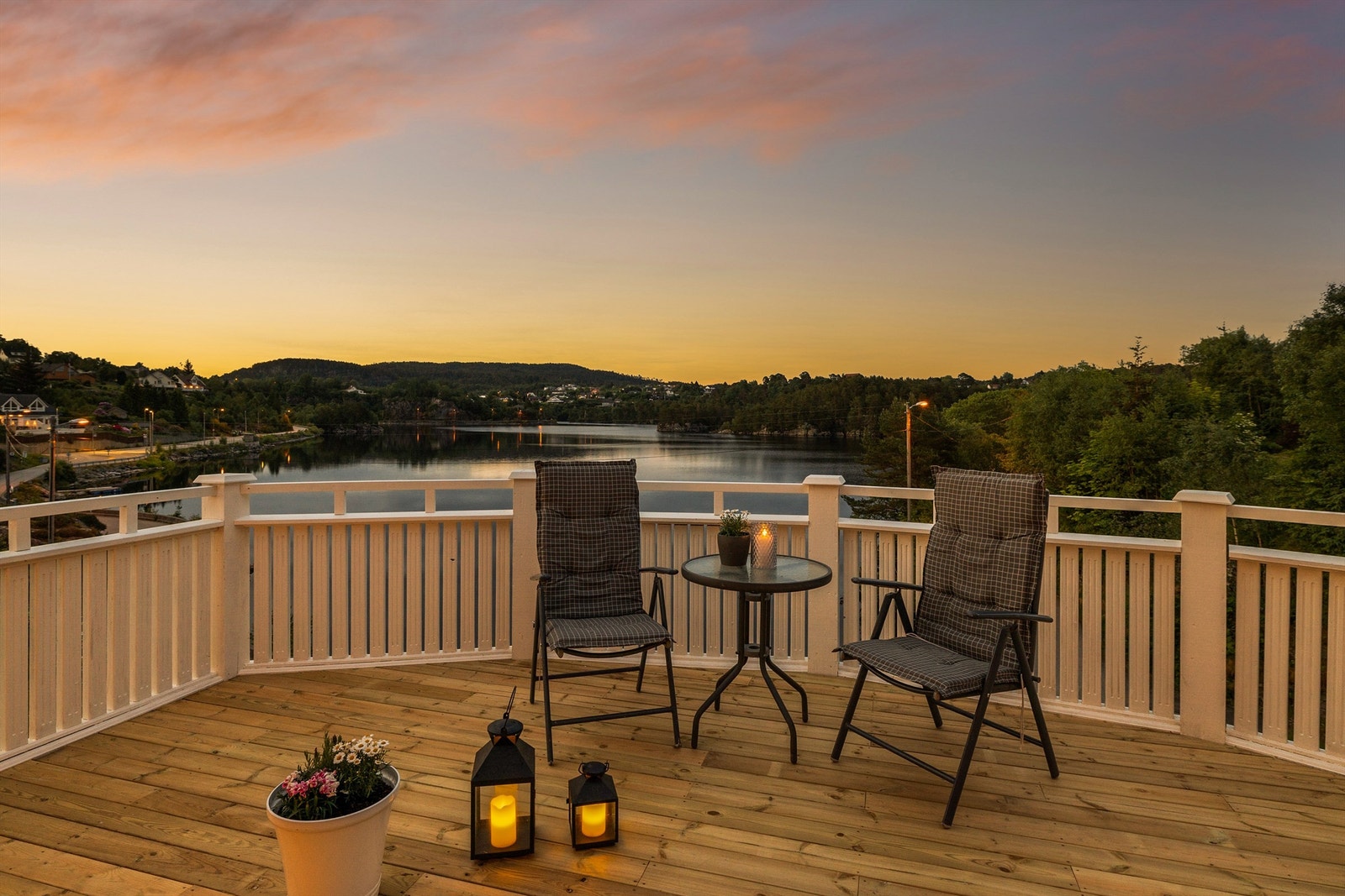 Nydelig kveldsstemning med flott utsyn over Tveitavatnet/ Storavannet på Tveit. Galleribilde