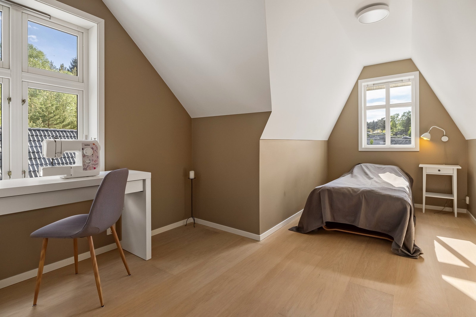 Ett av totalt 4 soverom i boligens hoveddel. Totalt innehar boligen 7 soverom medregnet soverom i utleiedeler i underetasjen. Galleribilde