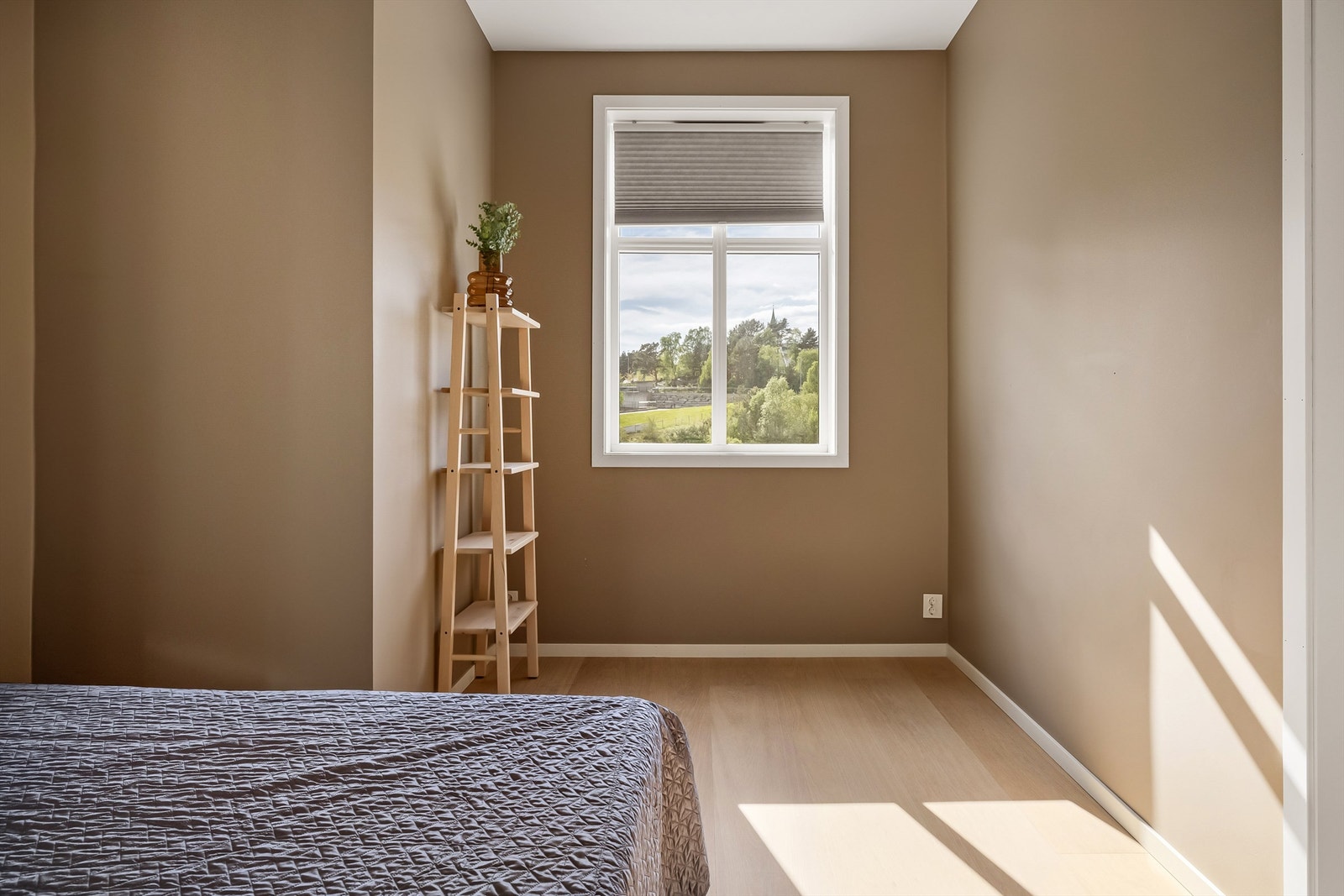 Ett av totalt 4 soverom i boligens hoveddel. Totalt innehar boligen 7 soverom medregnet soverom i utleiedeler i underetasjen. Galleribilde