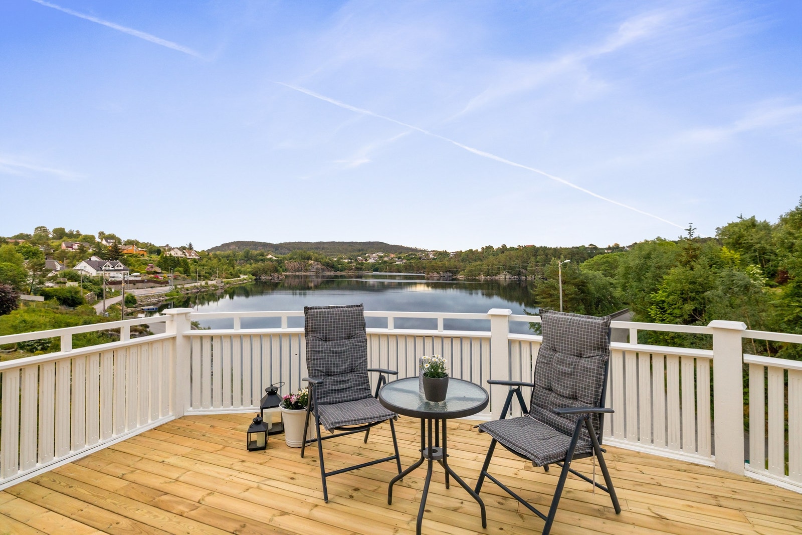 Stor veranda med utgang fra stue i 2 etasje i boligens hoveddel. Galleribilde