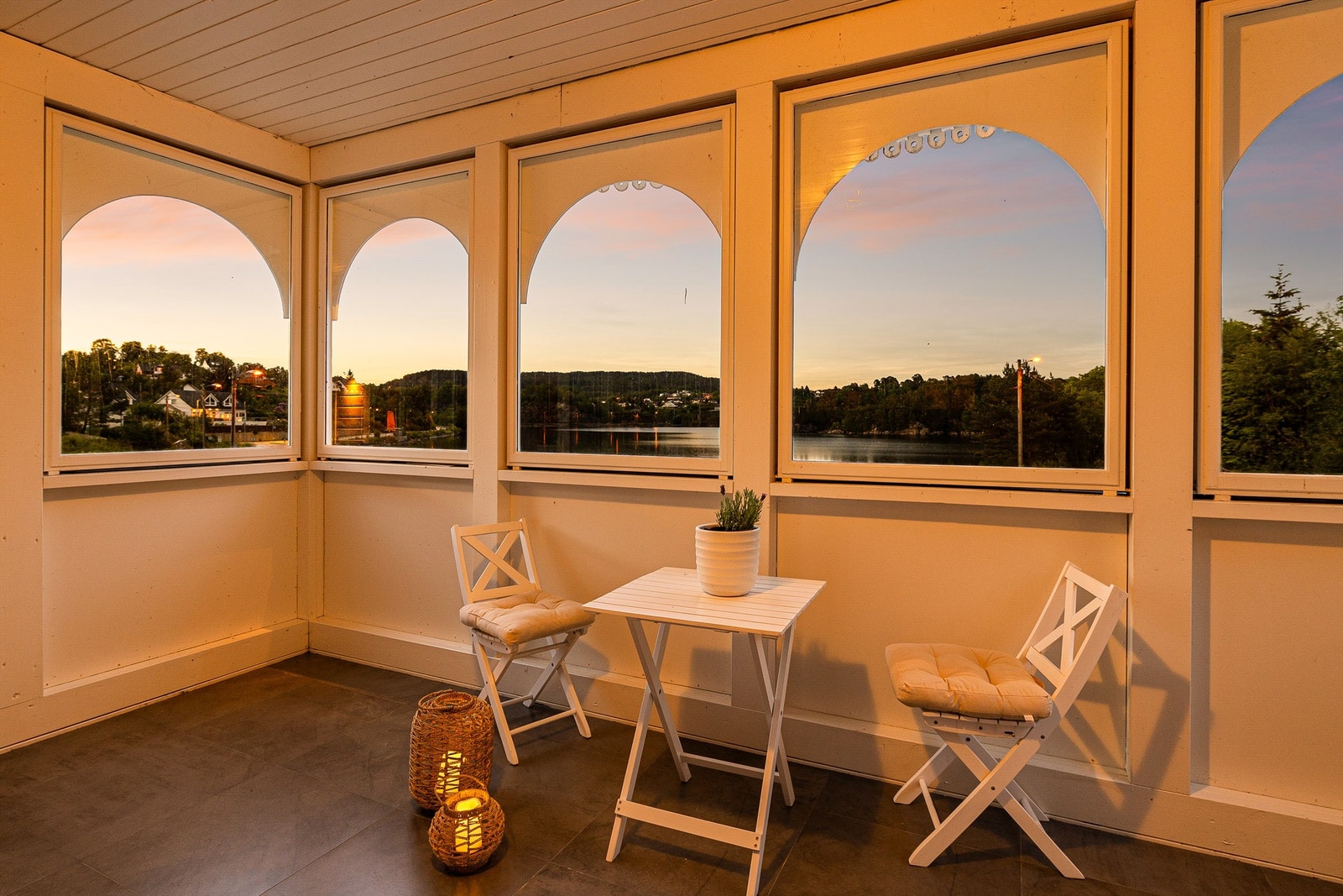 Svalgangen utenfor inngangspartiet er et særdeles koselig sted å oppholde seg uansett vær og vind. Flotte fliser på gulvet her og vakker utsikt. Galleribilde