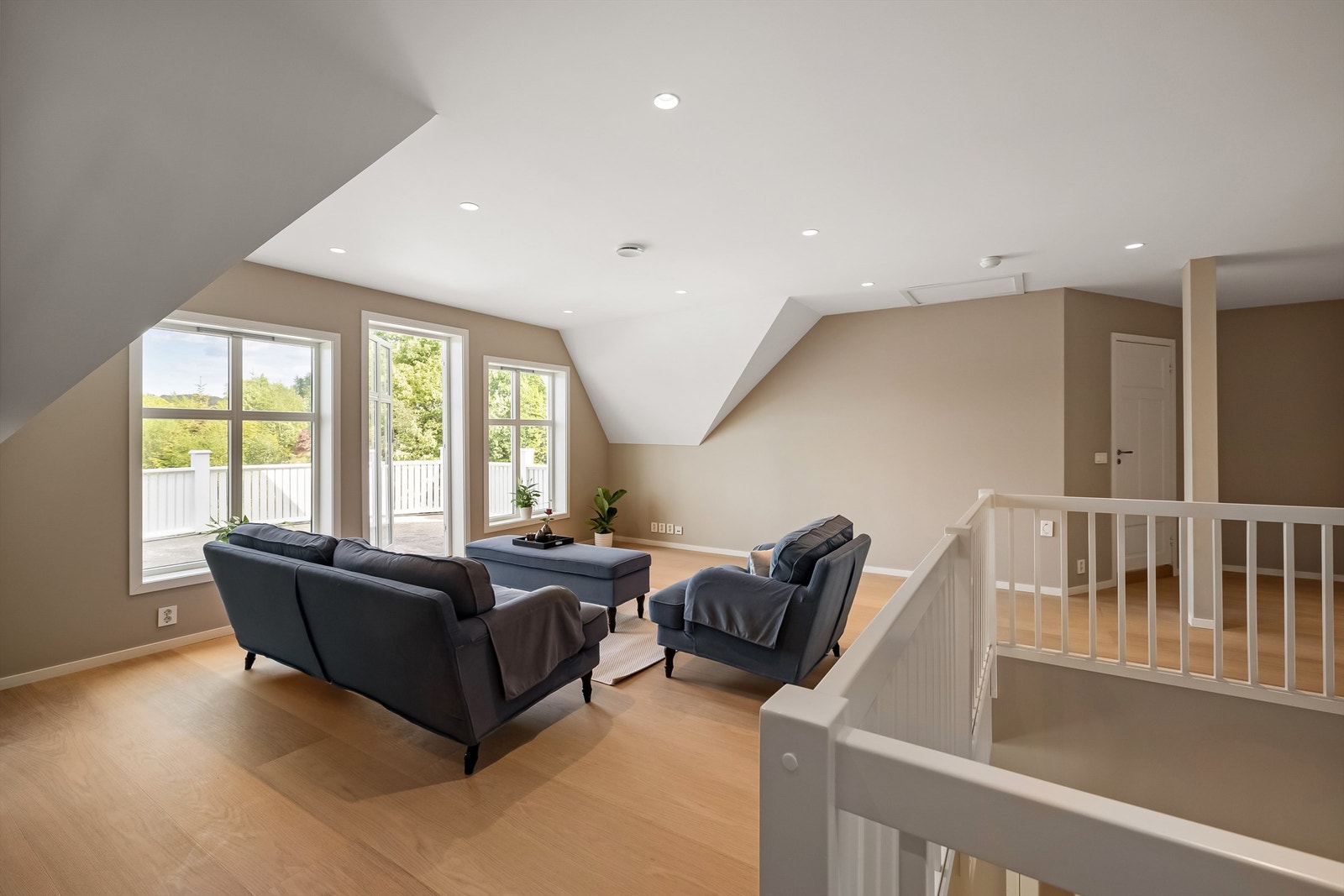 Slette moderne og listfrie overganger mellom tak og vegger Galleribilde