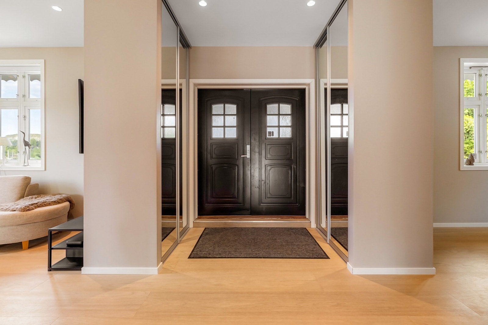 Herskapelig hus må ha herskapelig entré. To fløyet stor adkomstdør. Stor skyvedørsgarderobe på begge sider. Velkommen til første etasje i boligen. Galleribilde
