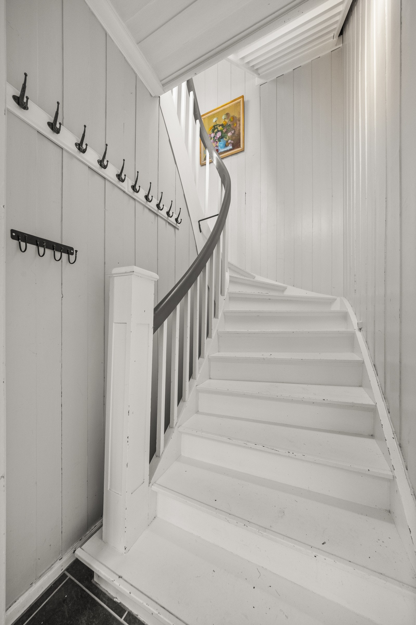 Trapp opp til etasjen fra entreen Galleribilde