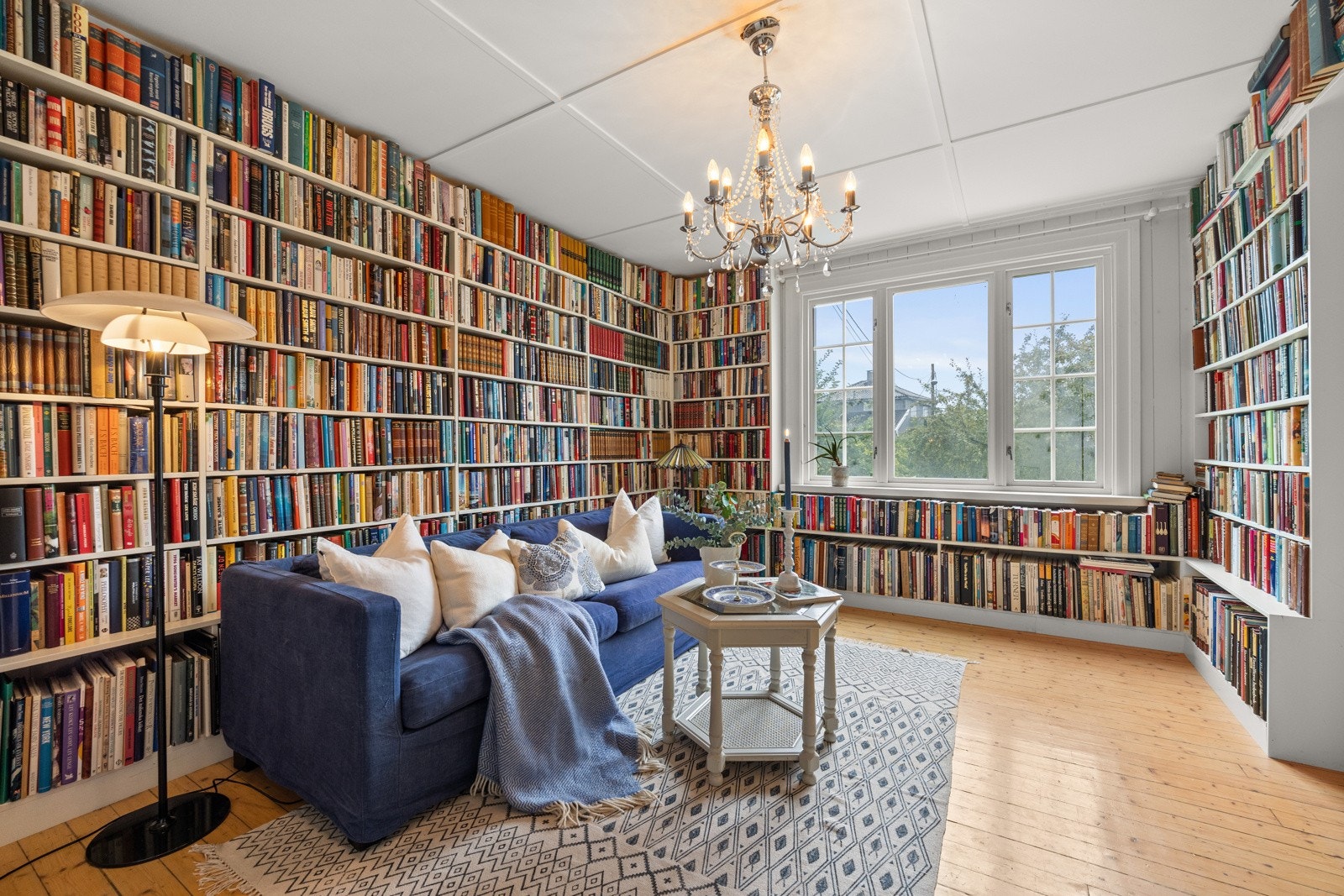 Den tredje stuen er i dag innredet som et bibliotek, et perfekt sted å trekke seg tilbake Galleribilde