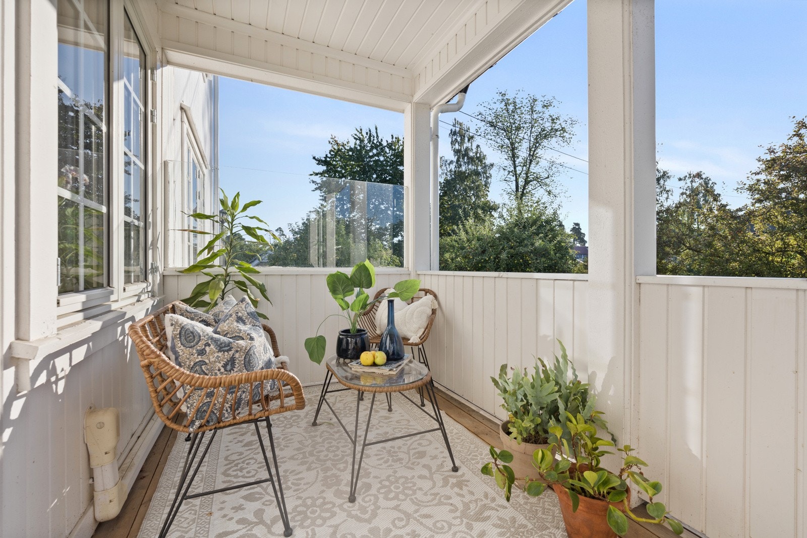 Her får du en indre ro av å nyte solen sammen med morgenkaffen Galleribilde