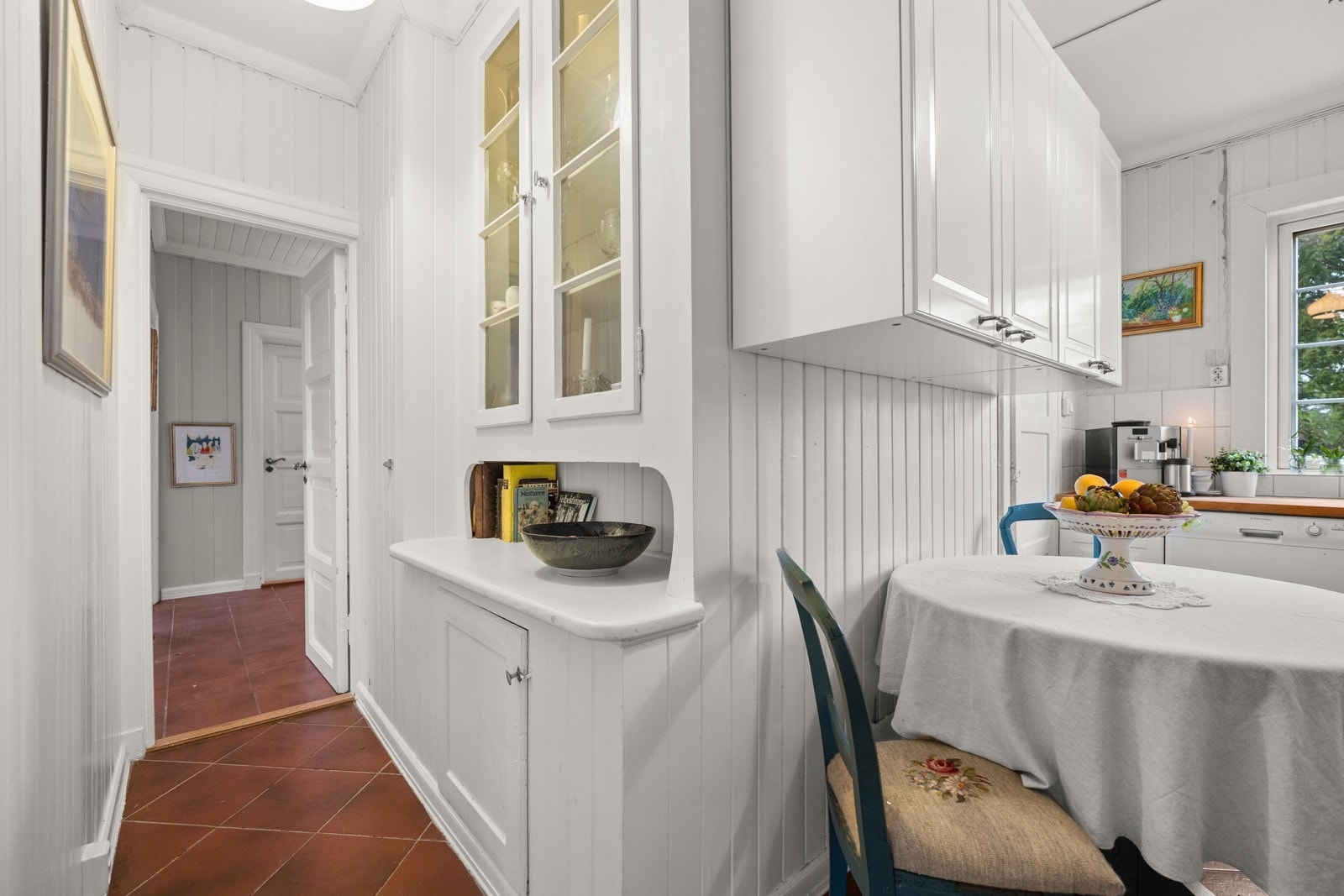 Området mellom kjøkken og gangen oppleves som en forlengelse av kjøkkenet Galleribilde