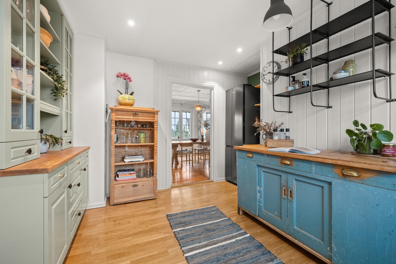 Adskilt kjøkken med et rustikt preg Galleribilde