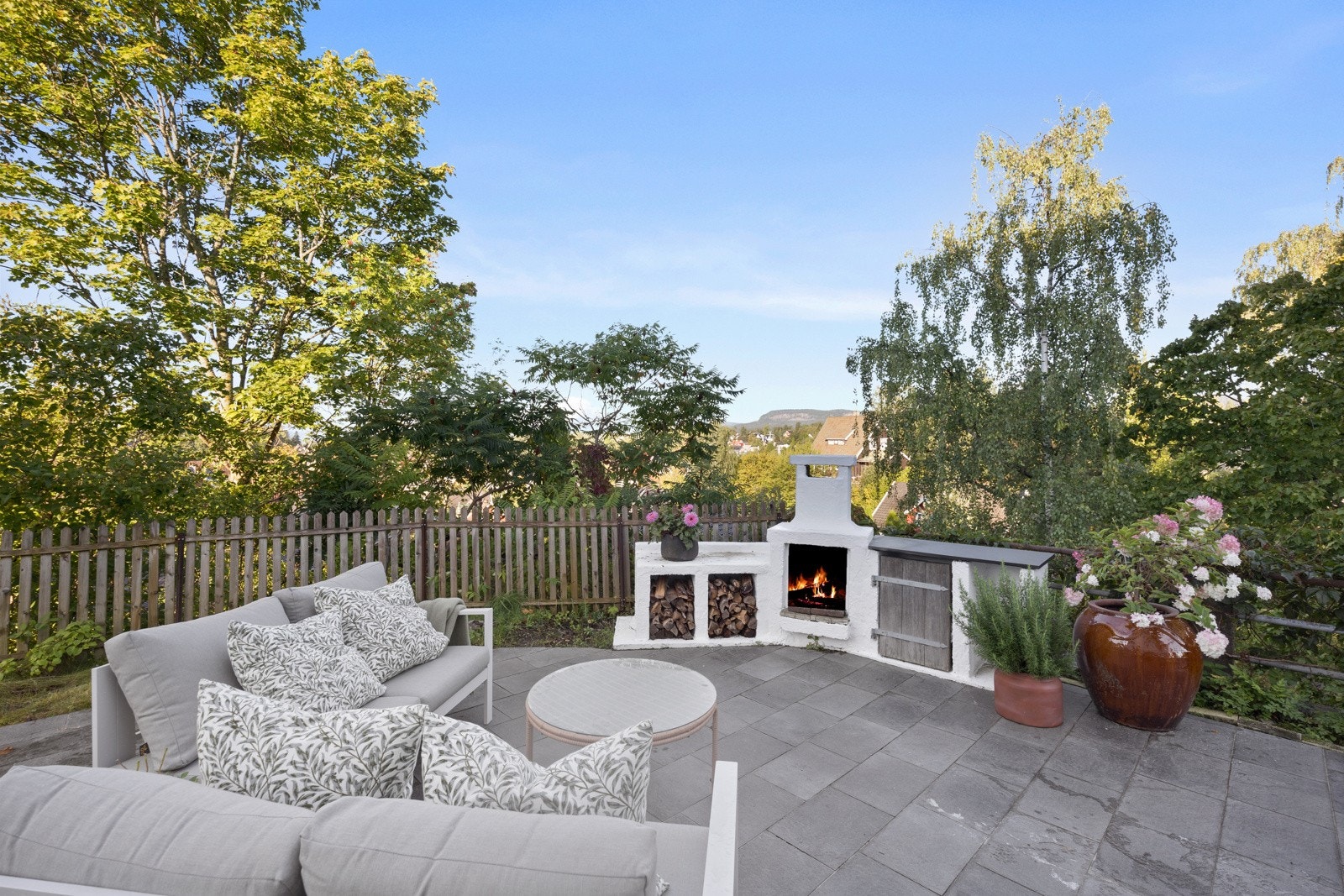 Her er det utepeis - en koselig plass om sommeren hvor både soloppgang og solnedgang kan nytes, sammen med en nydelig utsikt Galleribilde