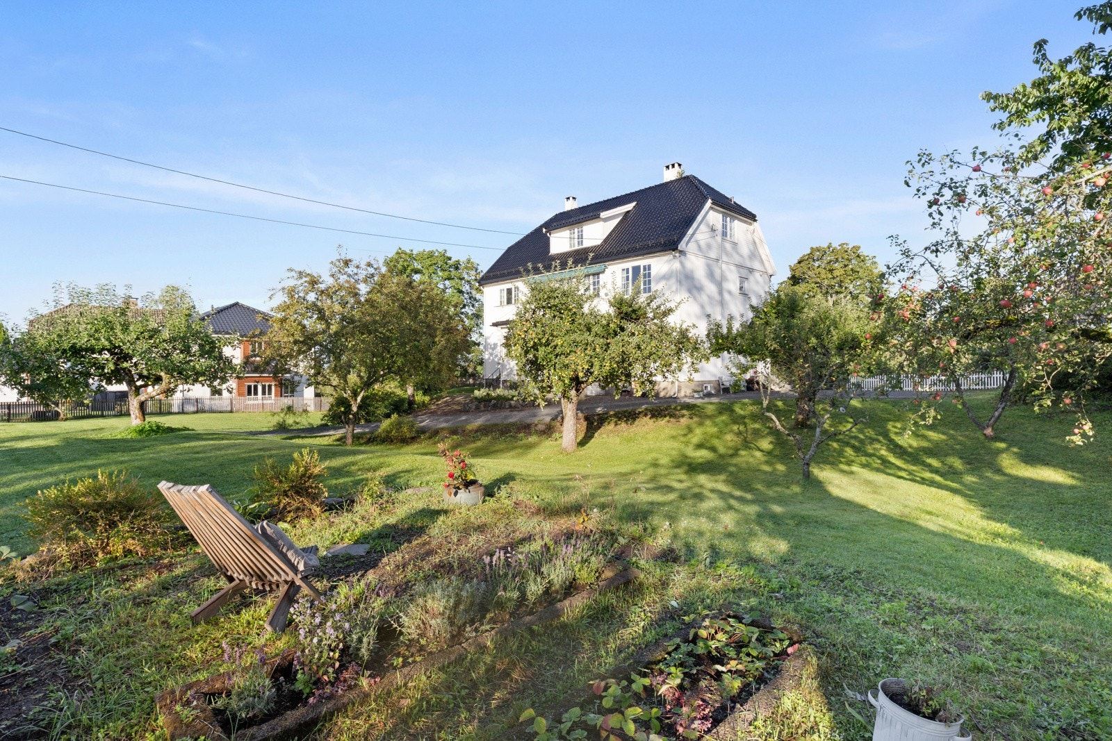 Her er det sol hele dagen - og et ypperlig sted for deg og ungene å boltre seg på Galleribilde