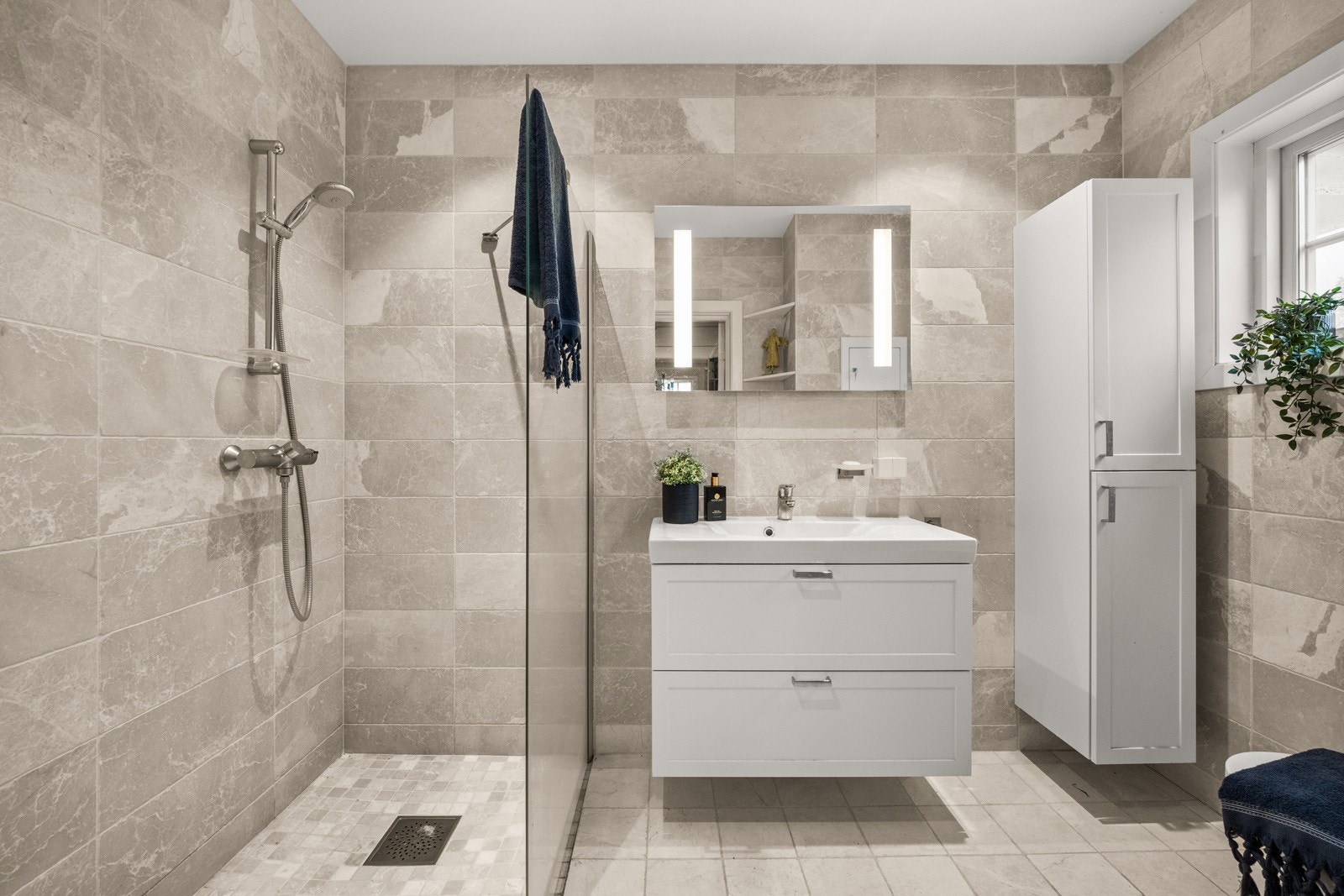 Fint flislagt bad Galleribilde