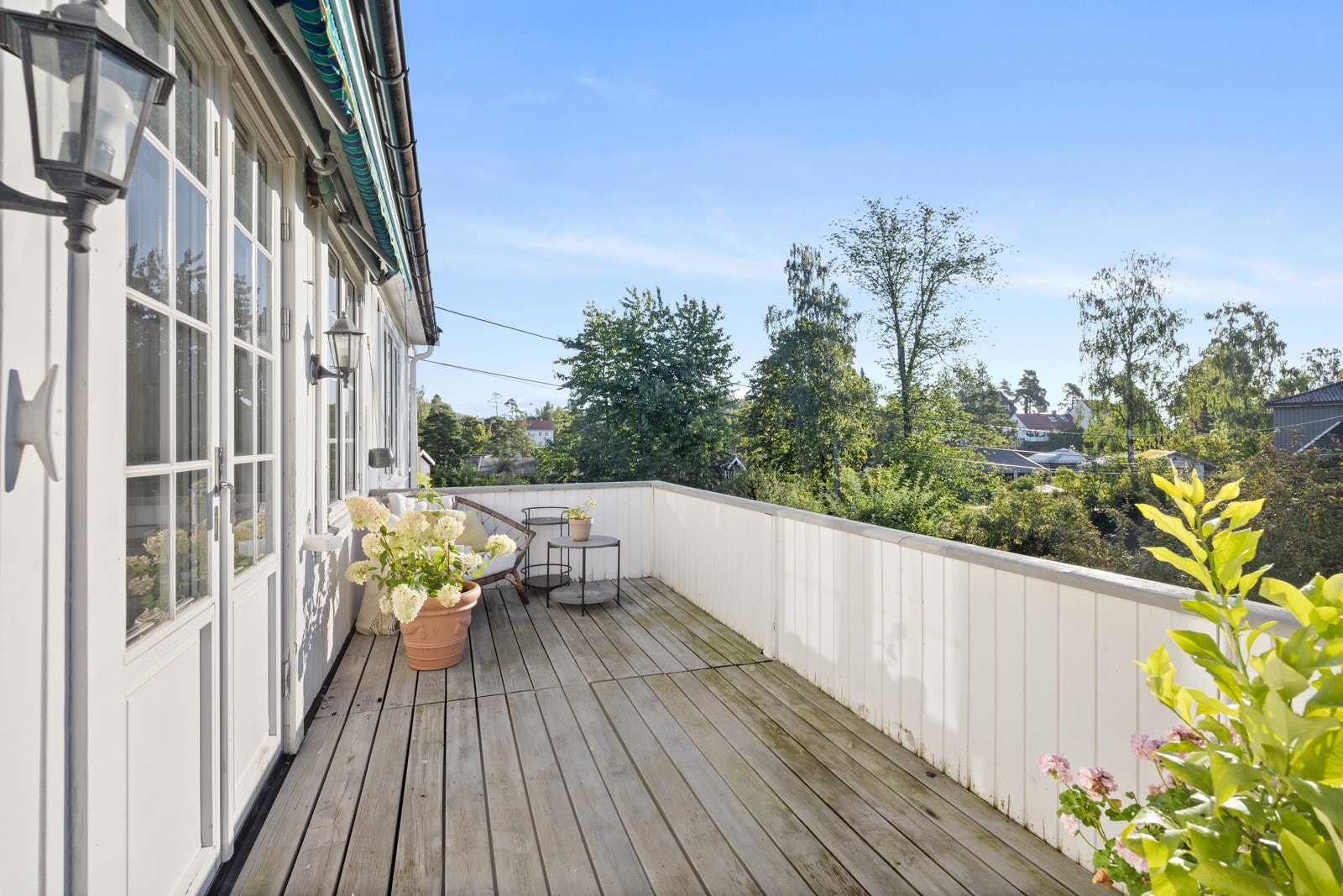 Solrik balkong med plass til ulik møblering Galleribilde