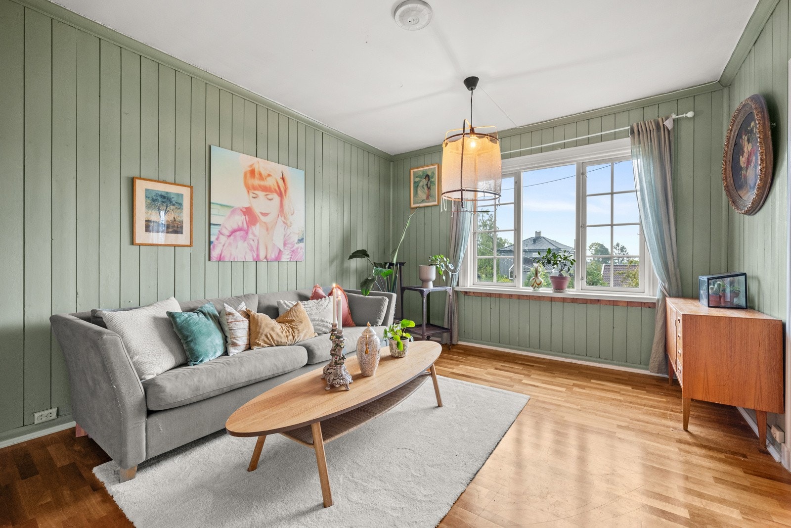 Stue med plass til enkel møblering - kan også bli et ekstra soverom Galleribilde