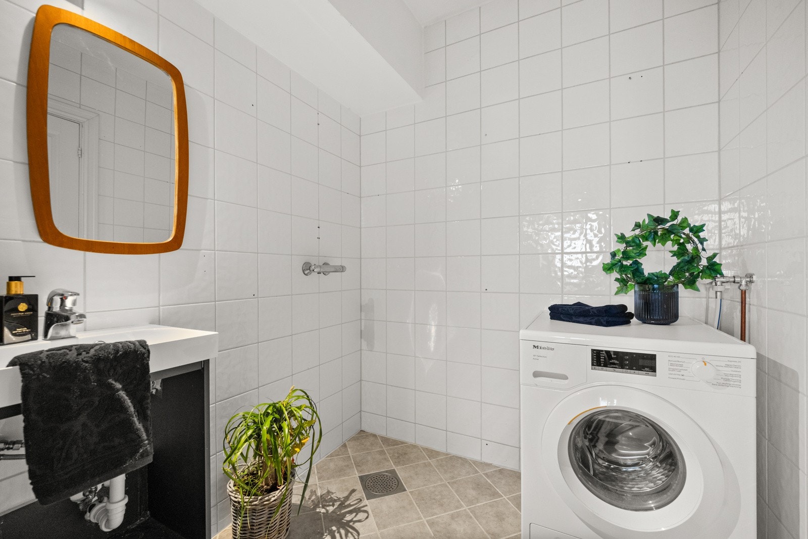 Flislagt bad med opplegg for vaskemaskin Galleribilde