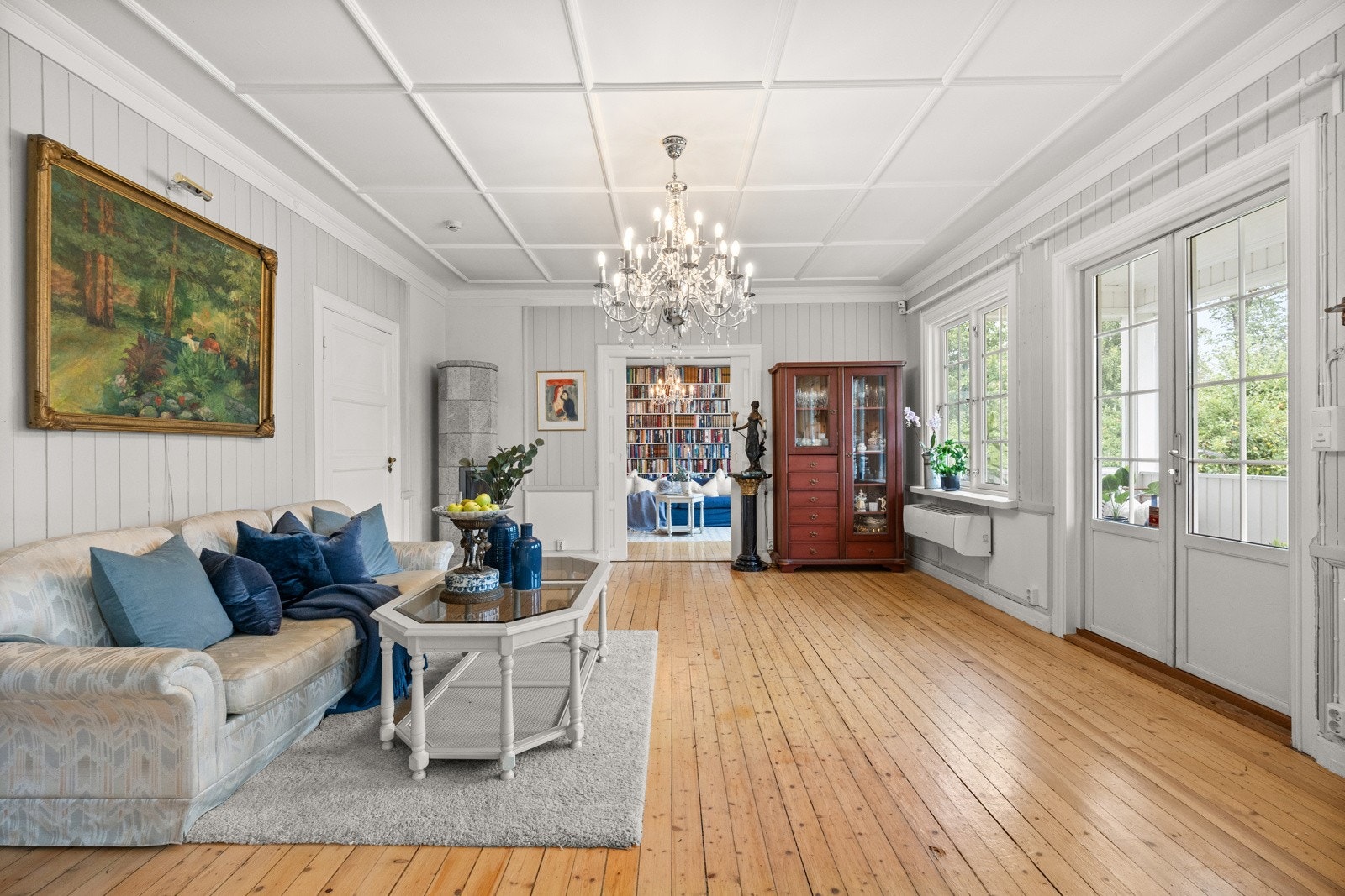 Det er kleberstensovn i hjørnet i stuen, dette kombinert med det rustikke preget skaper en god atmosfære Galleribilde