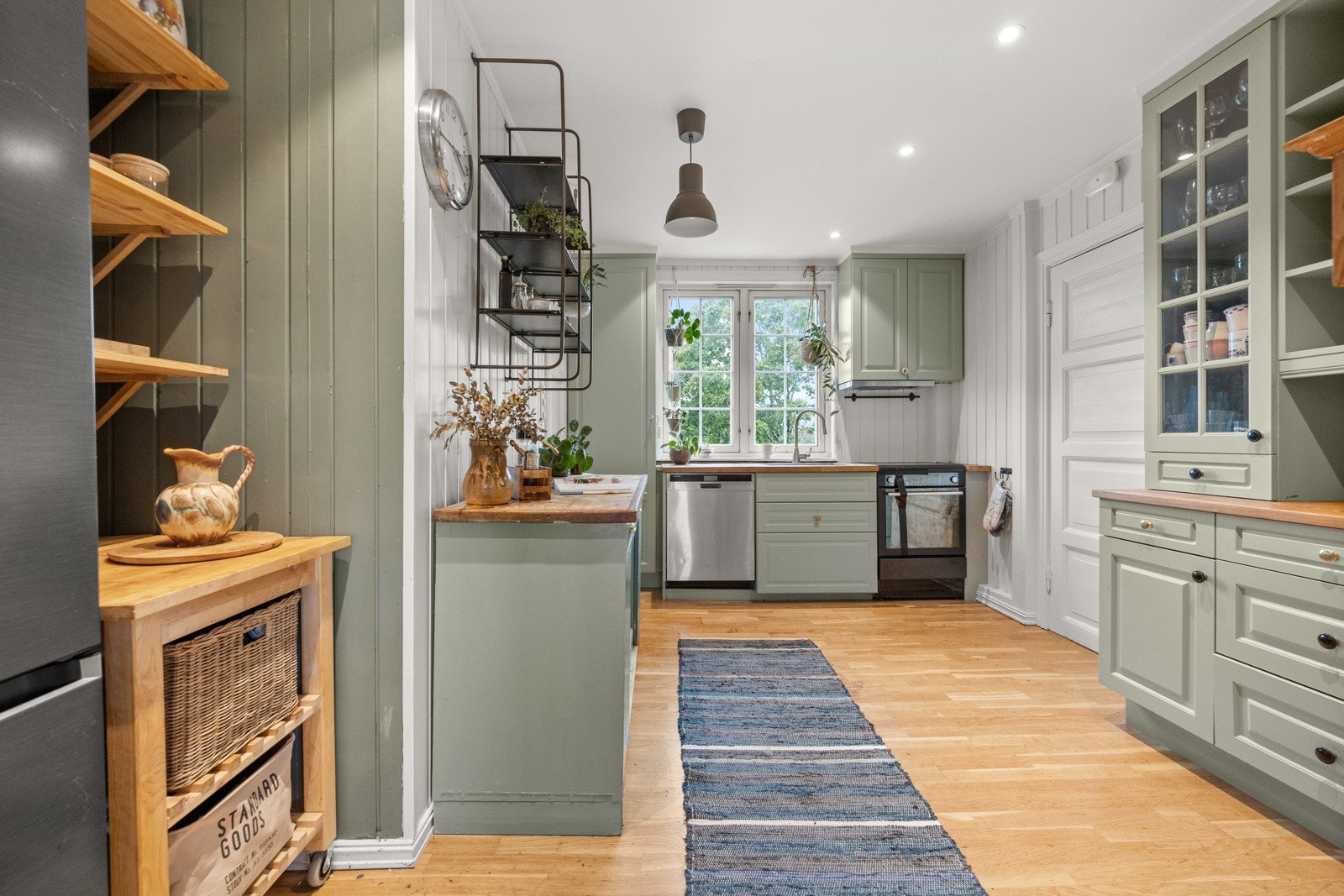 Kjøkkenet er romslig og hvitevarene er frittstående Galleribilde