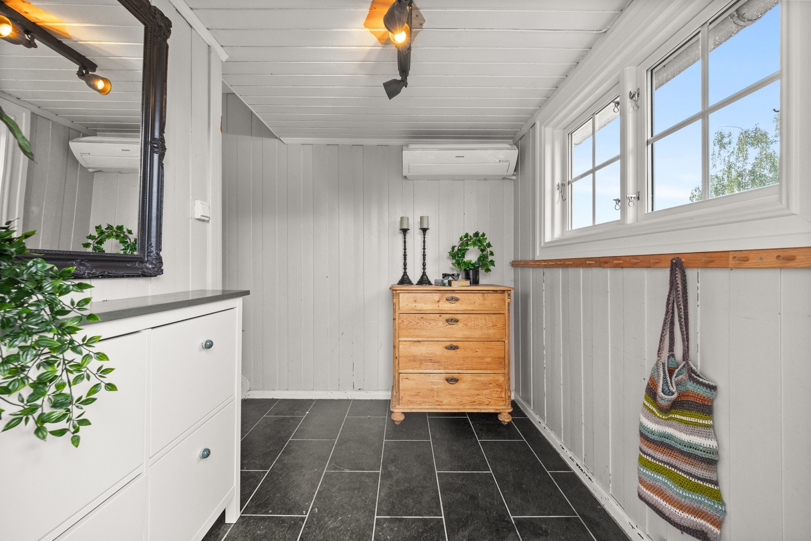 Det er egen inngang til andre etasje Galleribilde