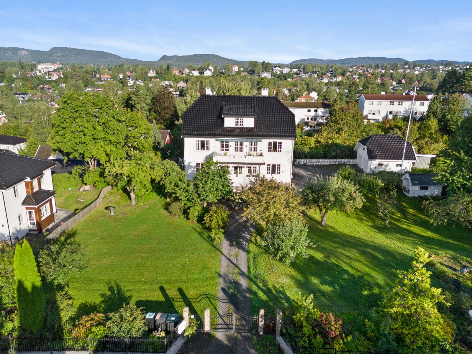 Boligen ligger høyt på tomten, som gjør at solen kan nytes fra alle kanter Galleribilde