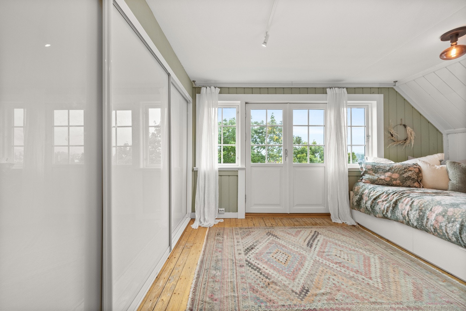 Stort rom med som får inn rikelig med lys fra vindusflatene Galleribilde