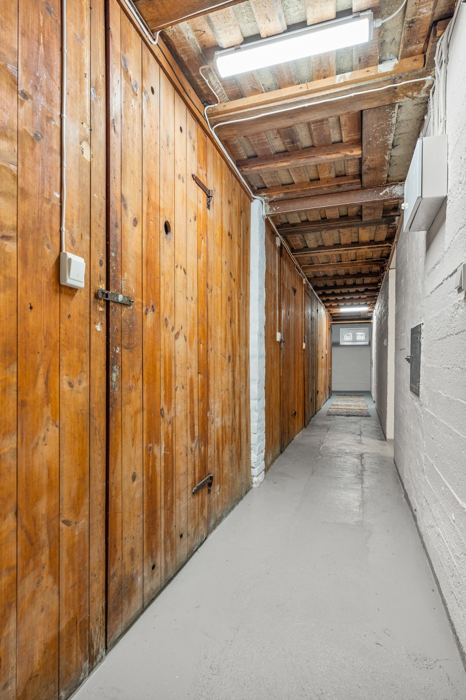 Det er mange boder i kjelleren som byr på masse lagringsplass Galleribilde