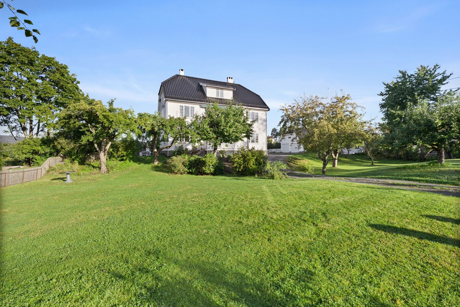 Boligen har en stor og flott opparbeidet tomt på ca. 2,3 mål Galleribilde