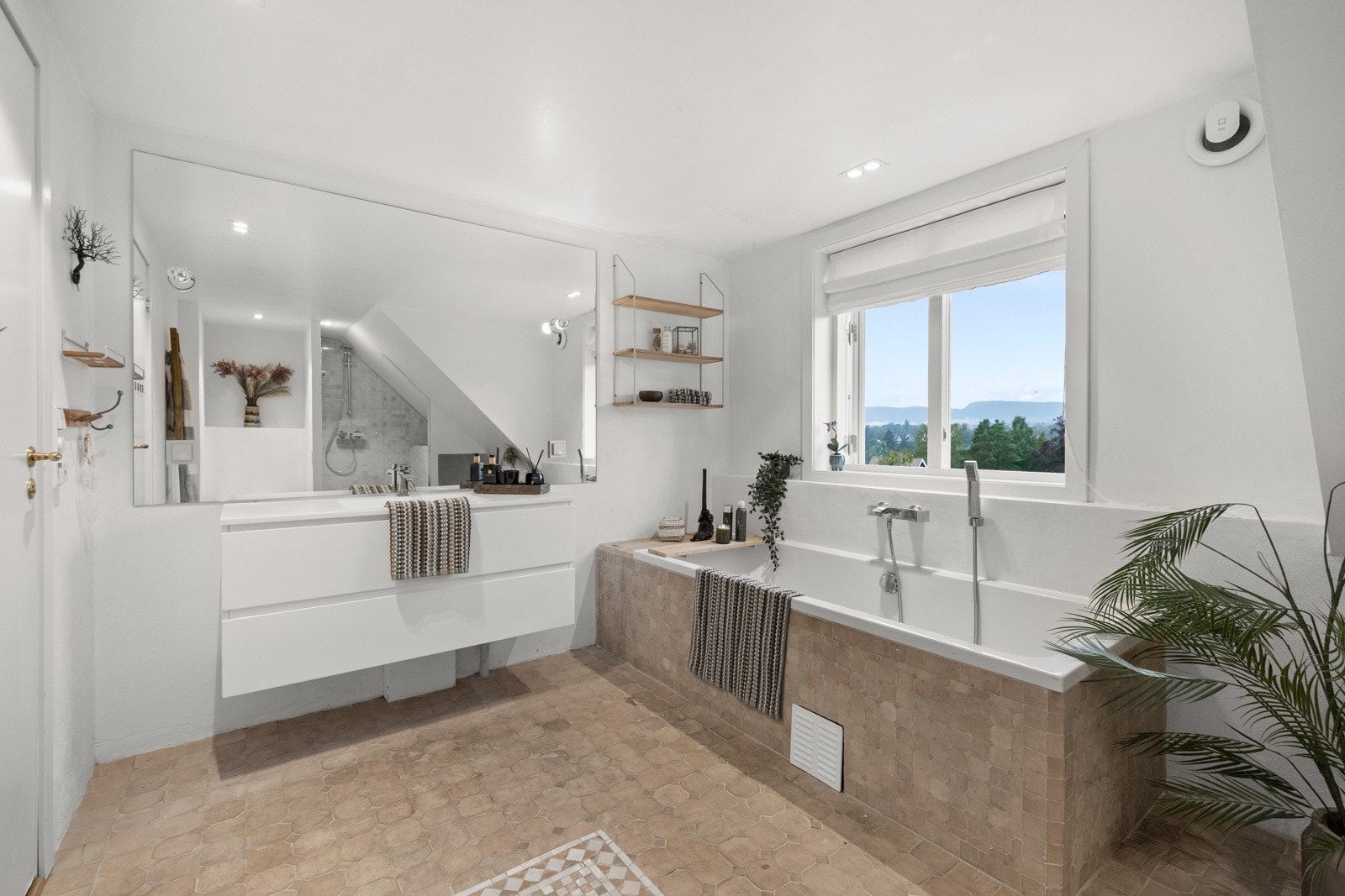 Stort og fint bad med badekar Galleribilde