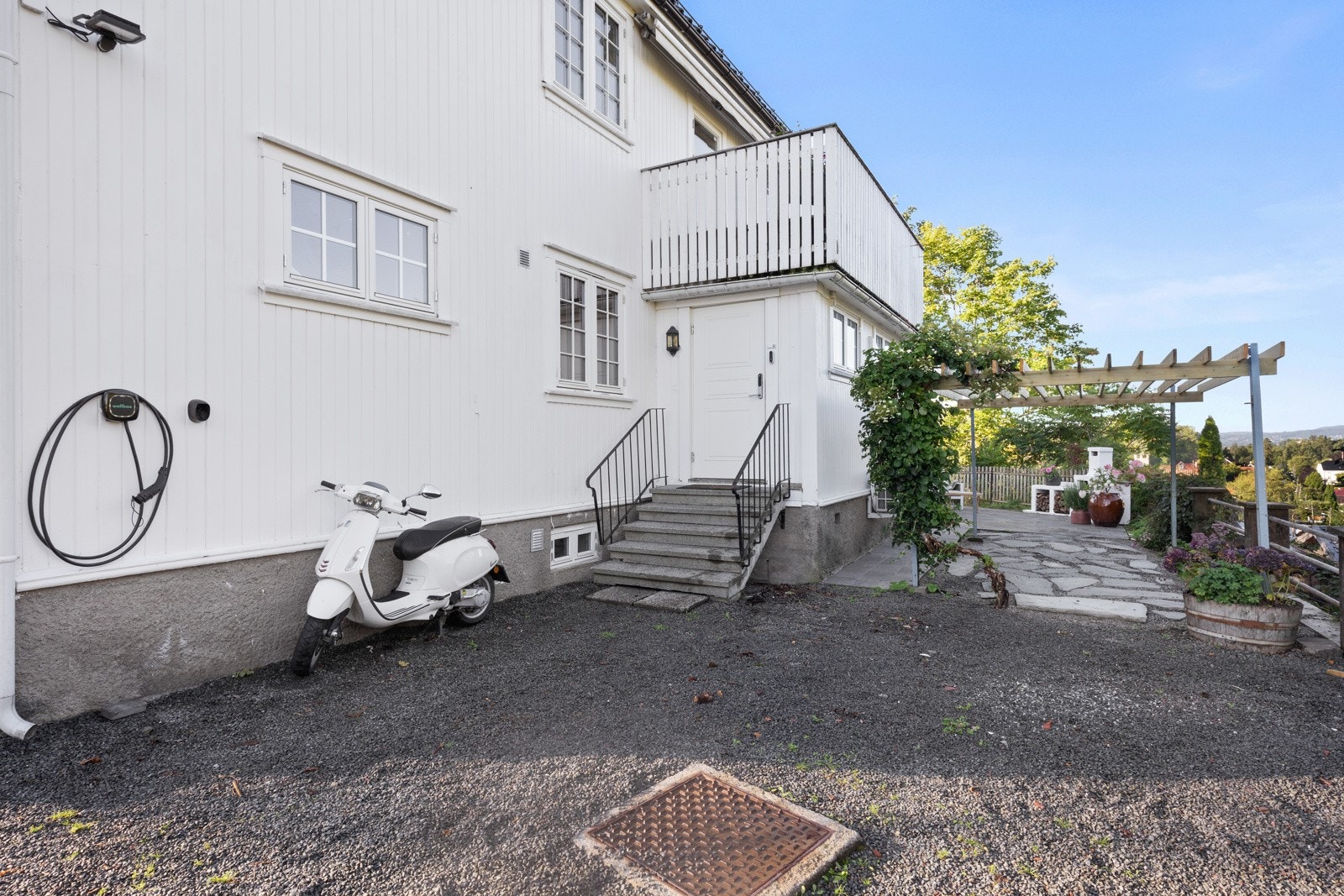 Det er montert elbil lader på husveggen Galleribilde