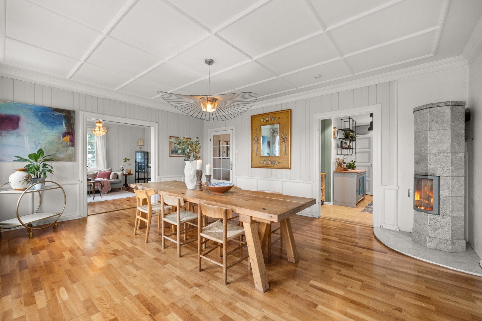 Her er det god plass til et romslig spisebord hvor man kan be inn til hyggelige lag Galleribilde