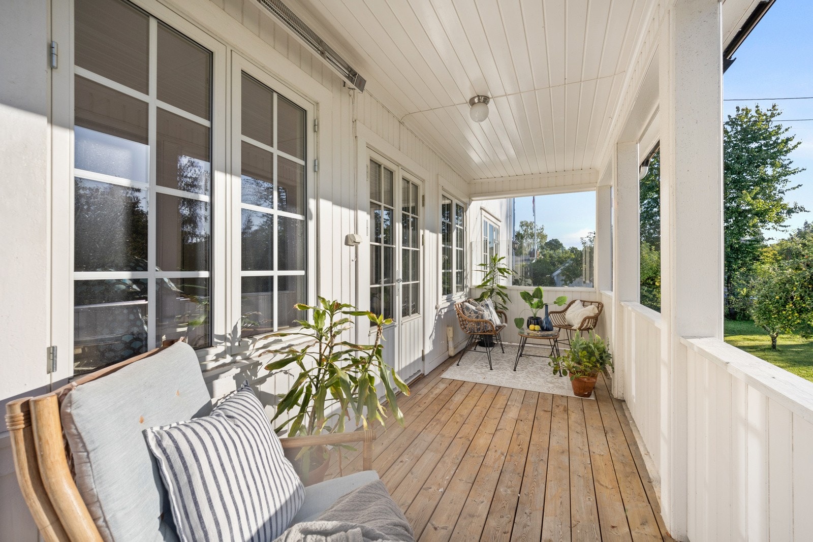 Hyggelig overbygget balkong med plass til å møblere i ulike soner Galleribilde