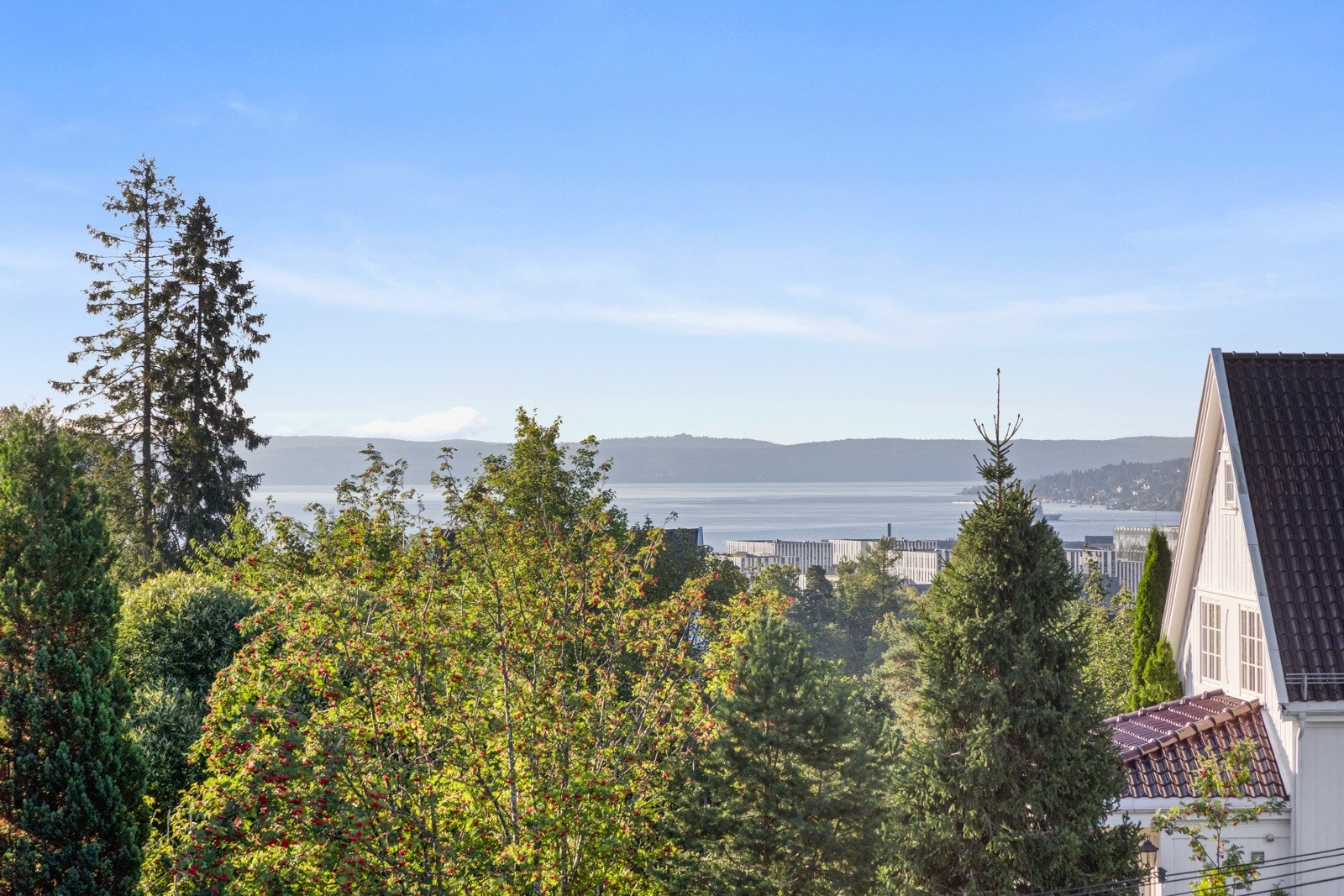 Flott utsikt mot sjøen fra balkongen Galleribilde