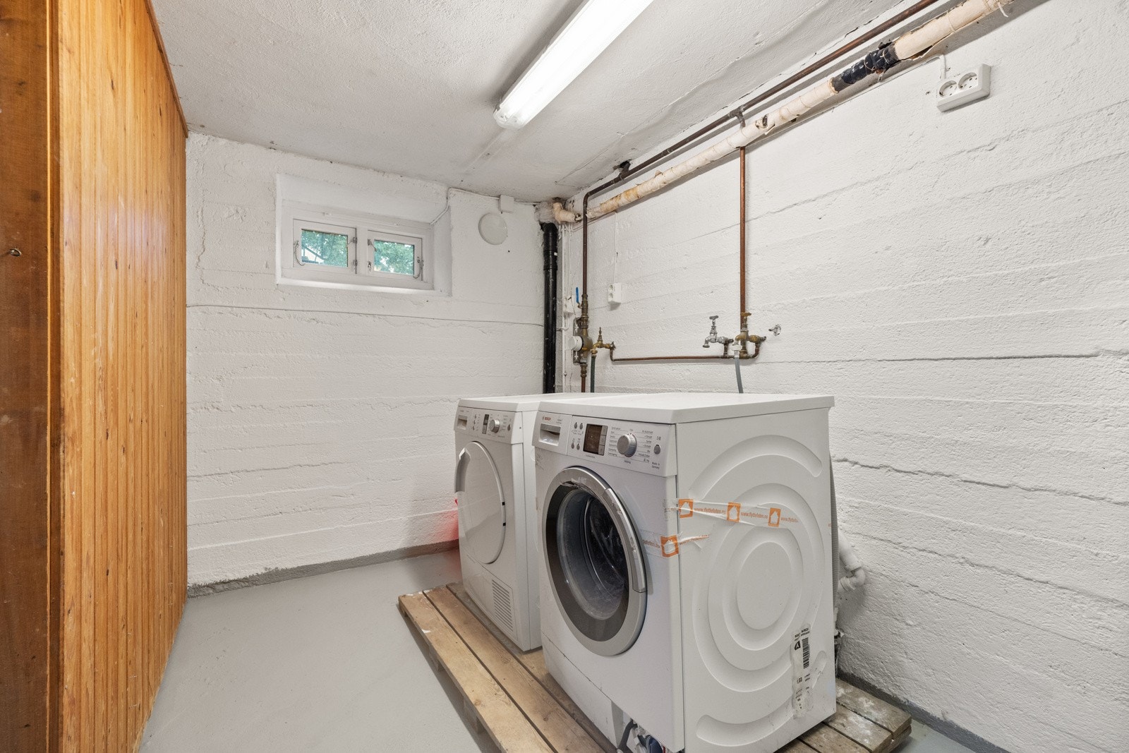 Vaskerom i kjeller med opplegg for vaskemaskin og tørketrommel Galleribilde