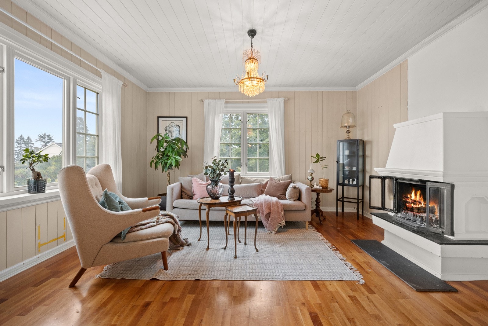 Koselig stue med en eldre peis som varmer godt på vinterhalvåret Galleribilde