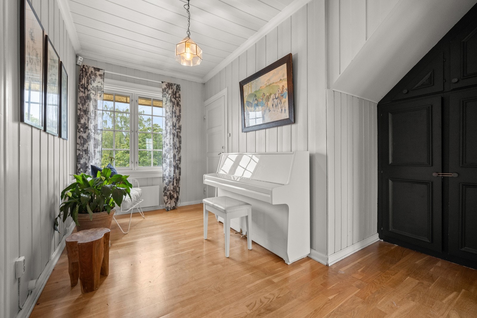 Gang til 2.etasje med plassbygd skap i kroken på høyre side Galleribilde