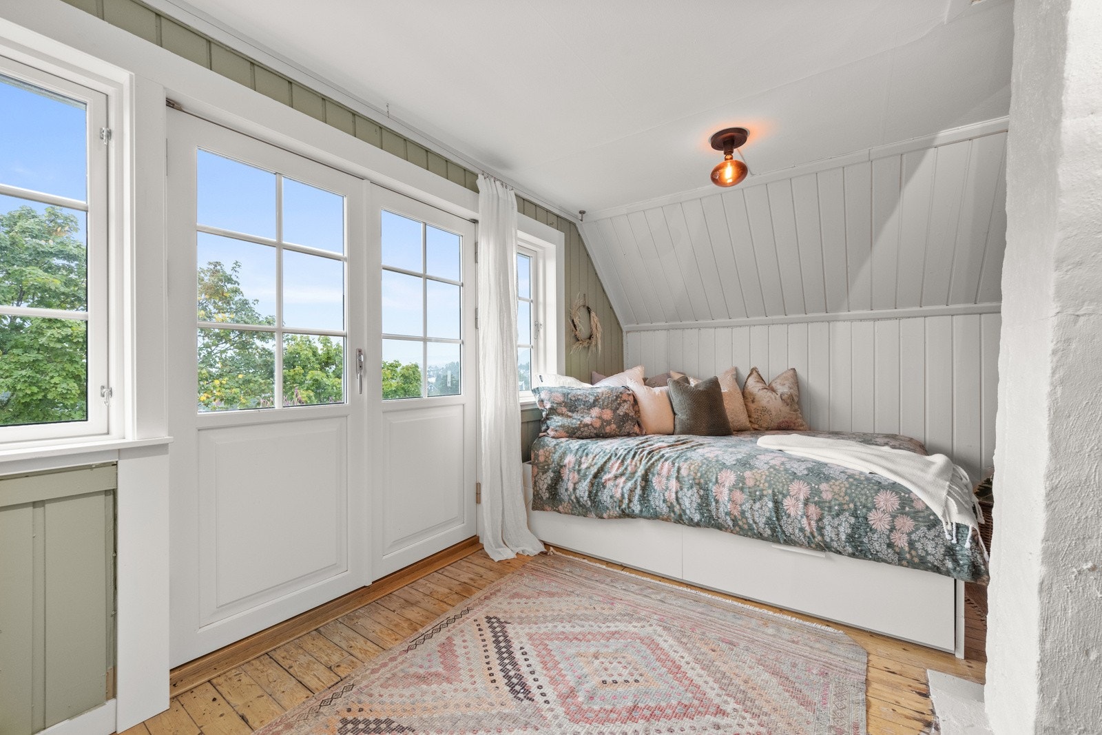 Her er det en fransk balkong hvor man kan nyte utsikt mot Holmenkollen Galleribilde