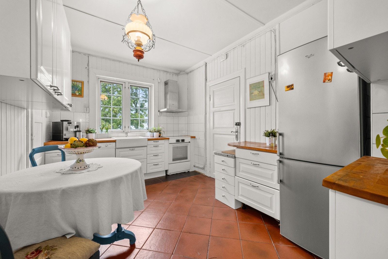 Kjøkkenet er meget romslig. Alle hvitevarer er frittstående Galleribilde