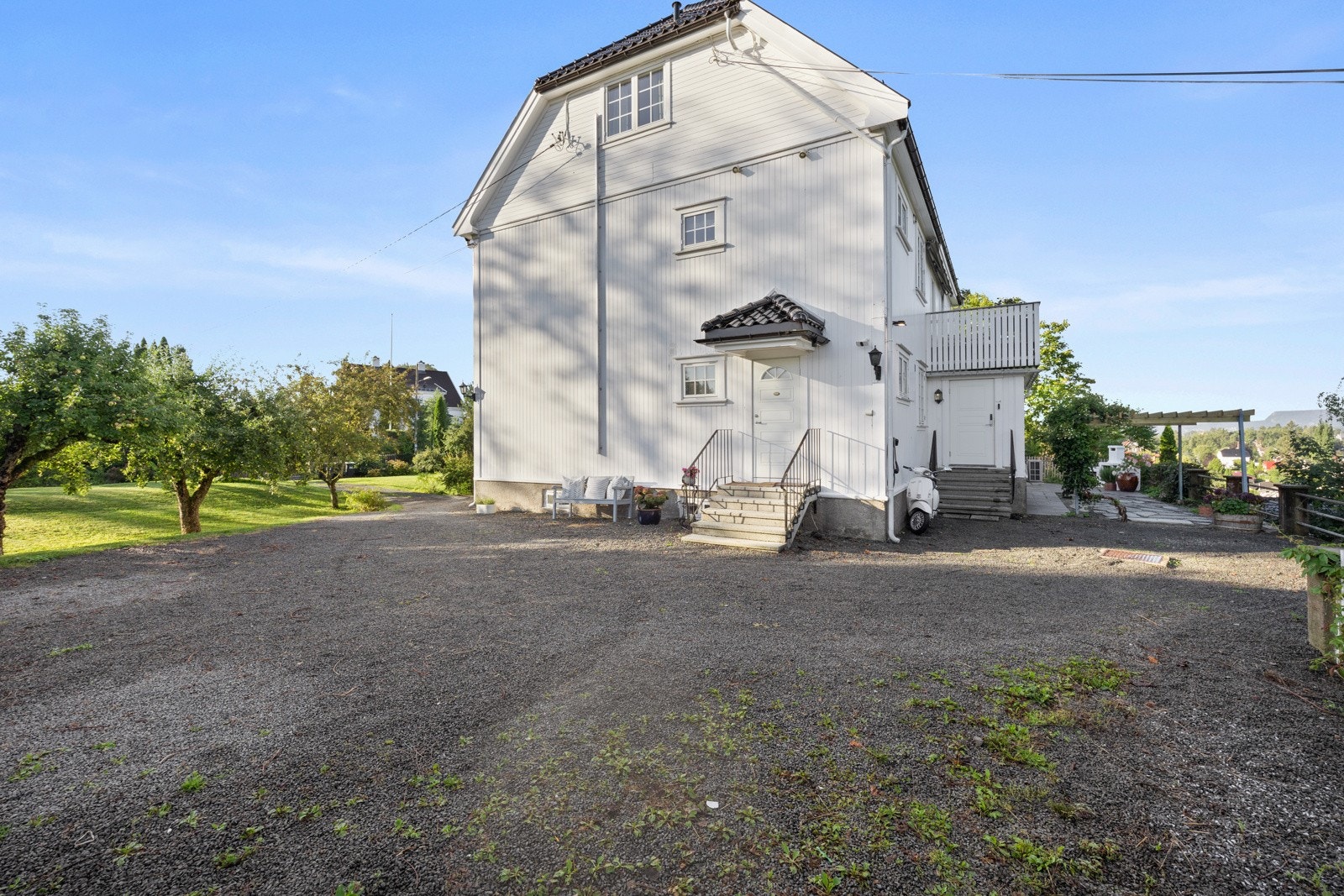 Det er gode parkeringsmuligheter på tomten Galleribilde