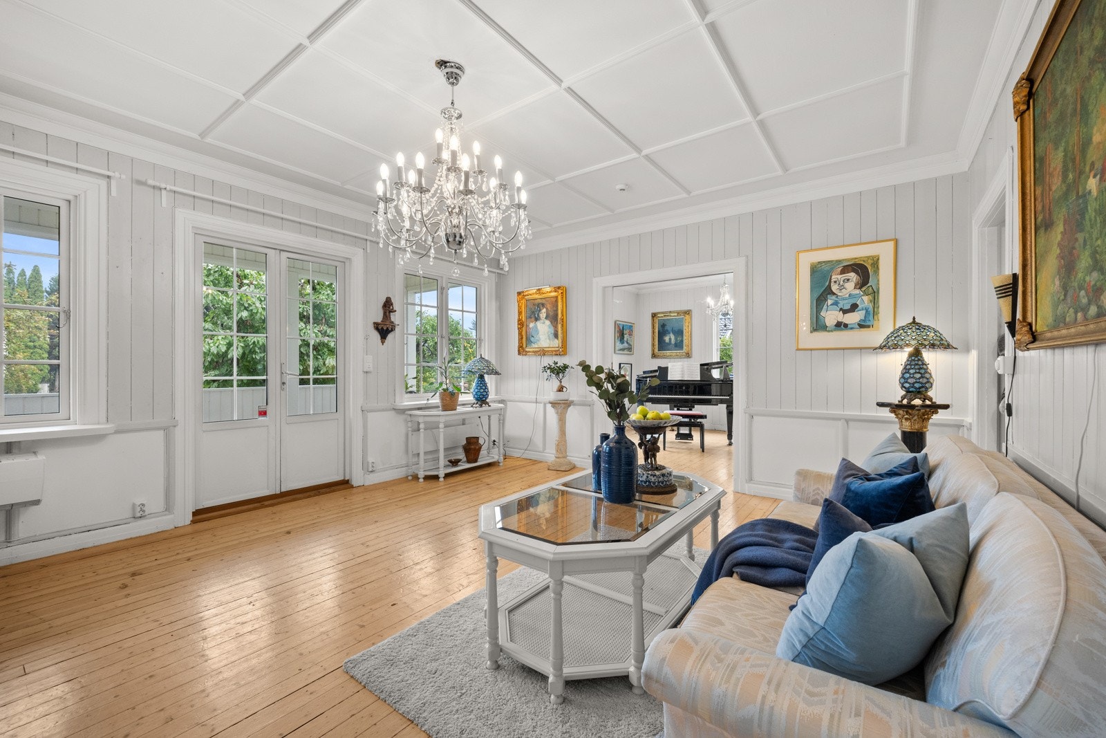 Det er tre stuer på rad som gir en god romfølelse og oppleves som en forlengelse av rommet Galleribilde